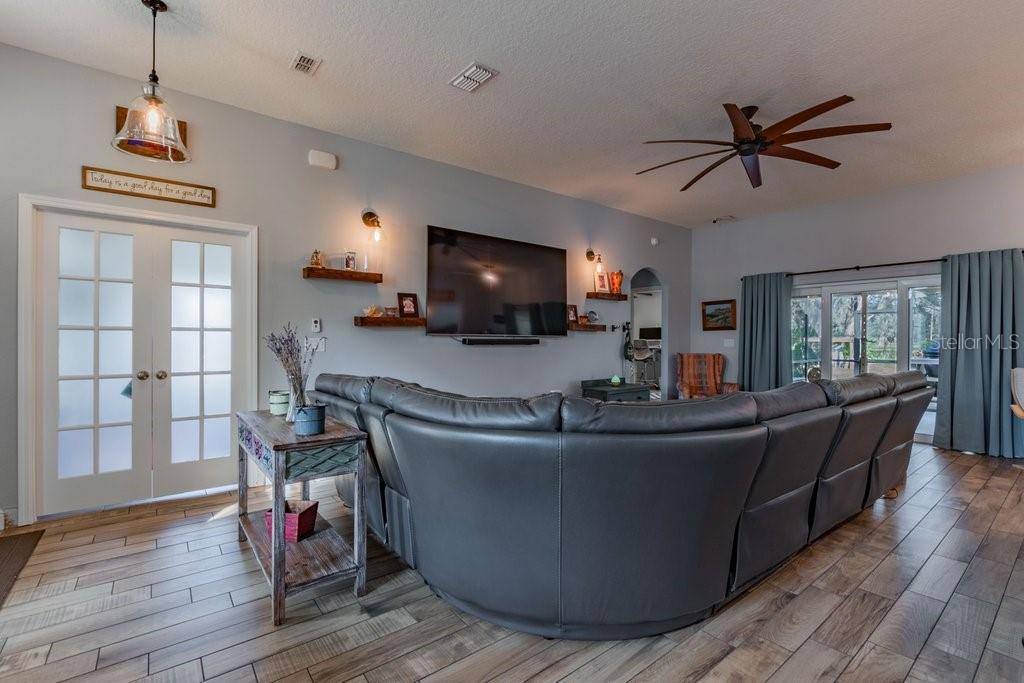 1401 CASTLEBERRY FARMS LN, LITHIA, FL, 33547
