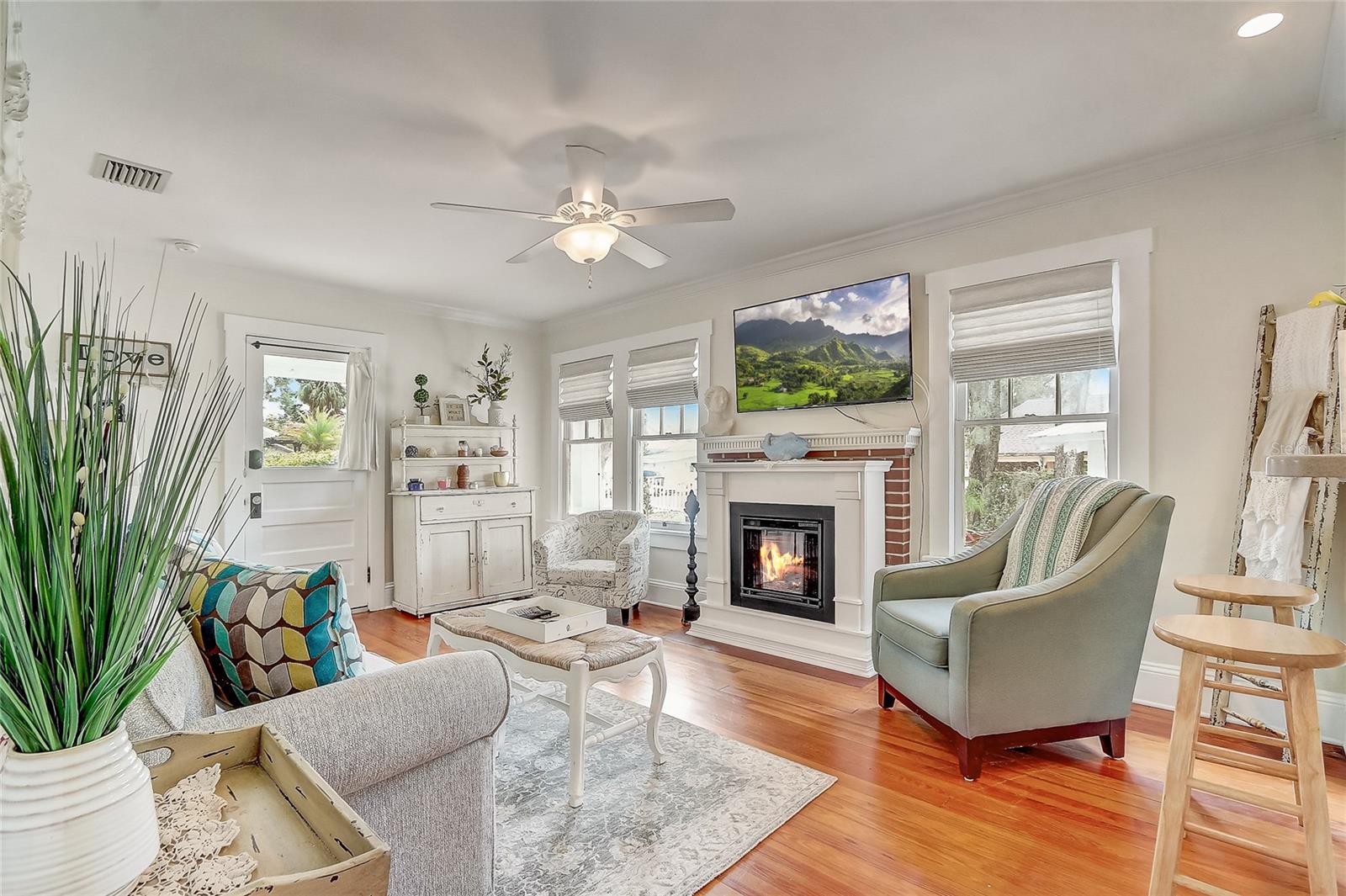 135 E 9TH AVE, MOUNT DORA, FL, 32757