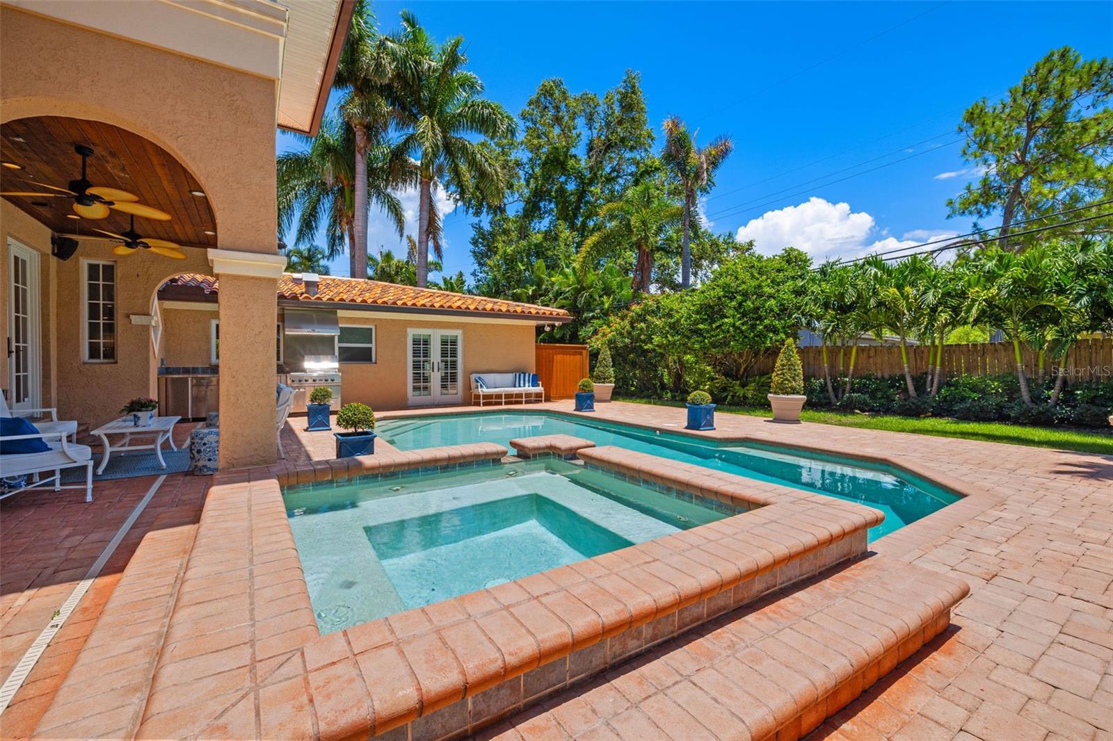 1124 SEVILLE LN NE, ST PETERSBURG, FL, 33704