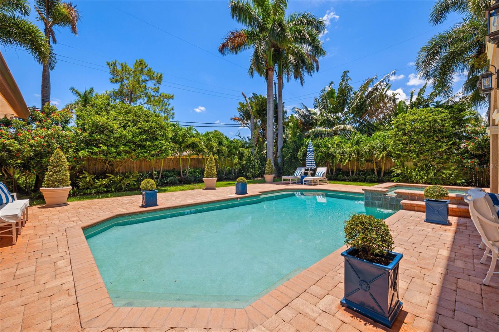 1124 SEVILLE LN NE, ST PETERSBURG, FL, 33704