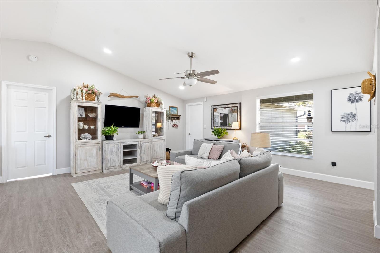 6233 FLORIDA CIR E, APOLLO BEACH, FL, 33572