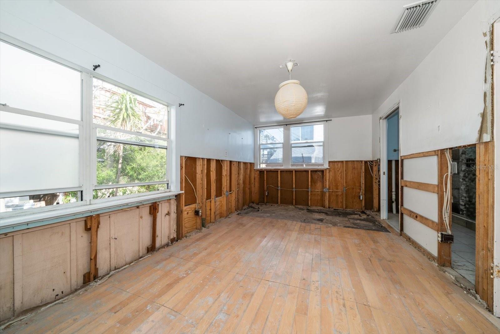 8581 W GULF BLVD, TREASURE ISLAND, FL, 33706