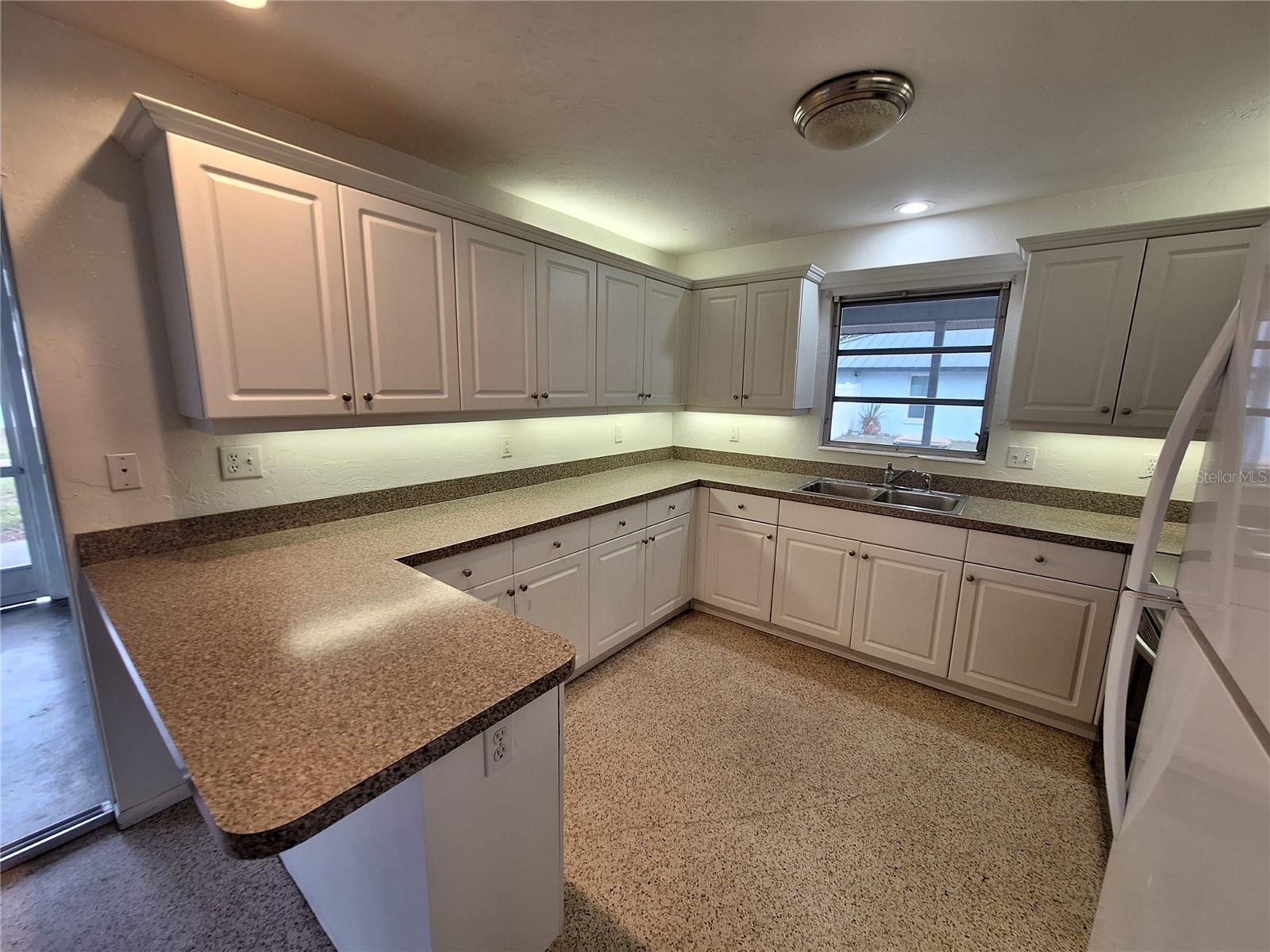 2701 DAVIS BLVD, SARASOTA, FL, 34237