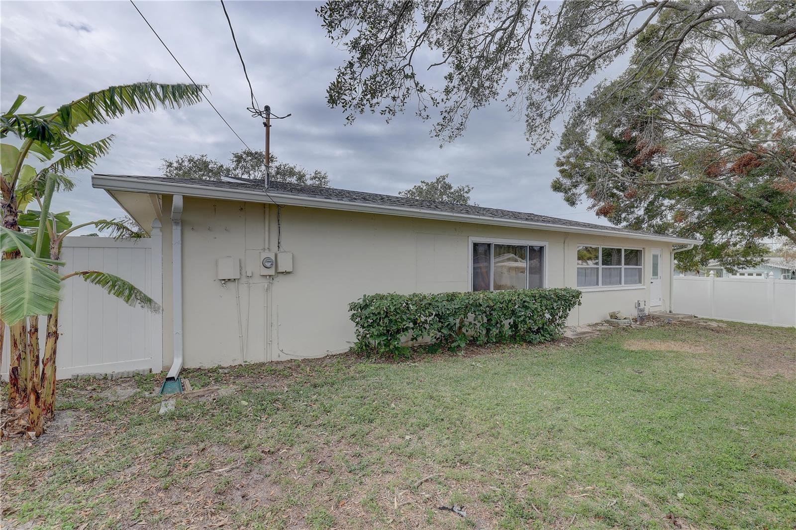 553 LAKE HILL LN, LARGO, FL, 33771