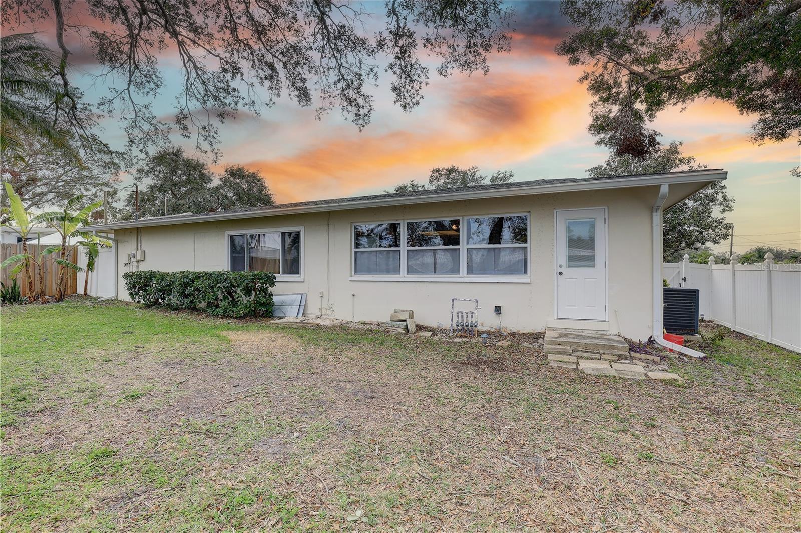 553 LAKE HILL LN, LARGO, FL, 33771