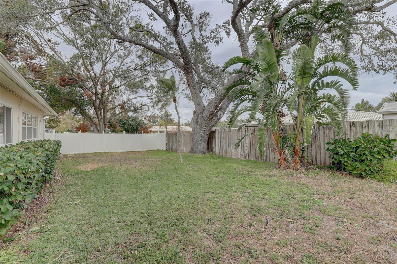 553 LAKE HILL LN, LARGO, FL, 33771
