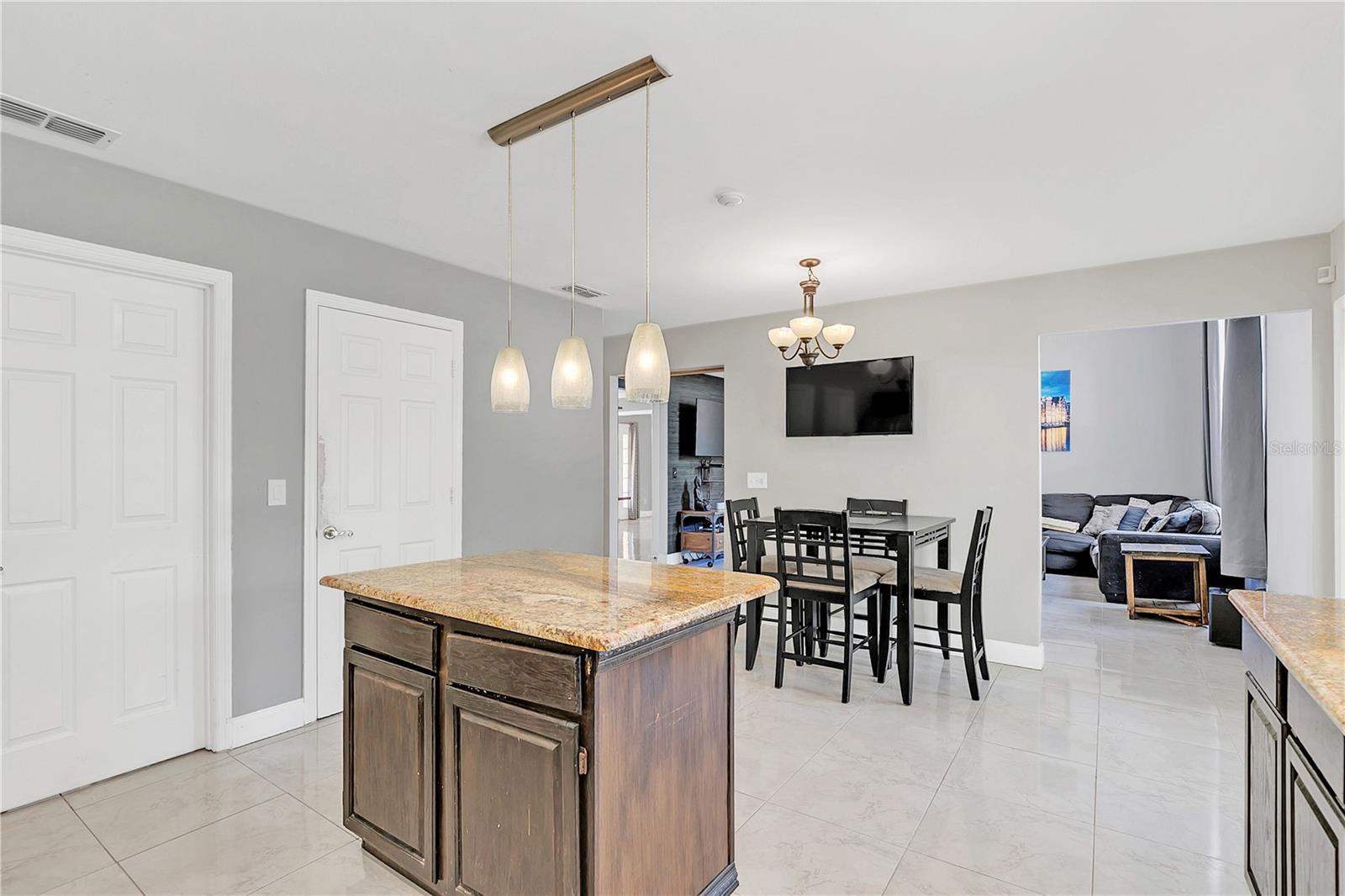 2102 COUNTRY SIDE DR, APOPKA, FL, 32712