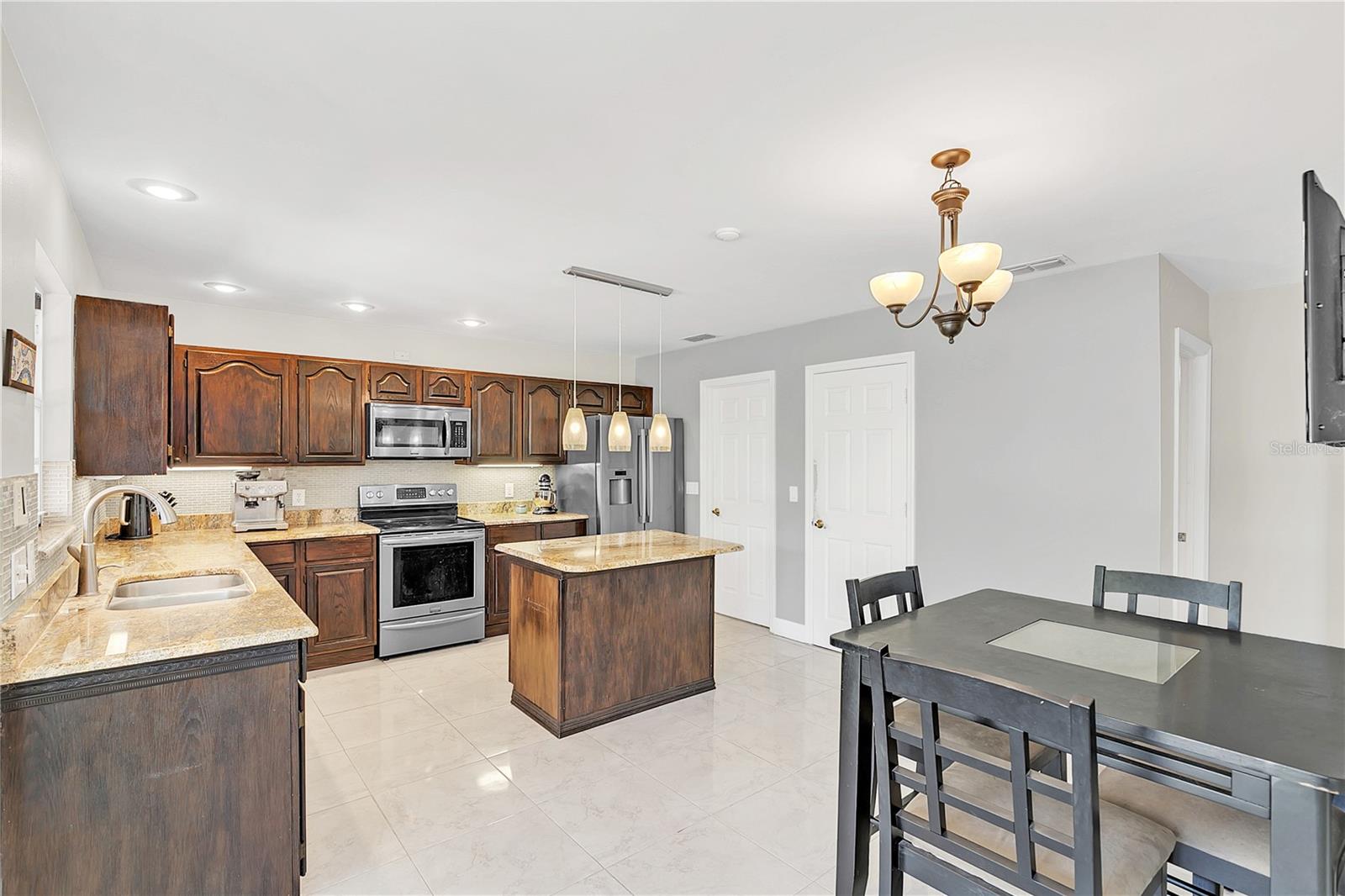 2102 COUNTRY SIDE DR, APOPKA, FL, 32712