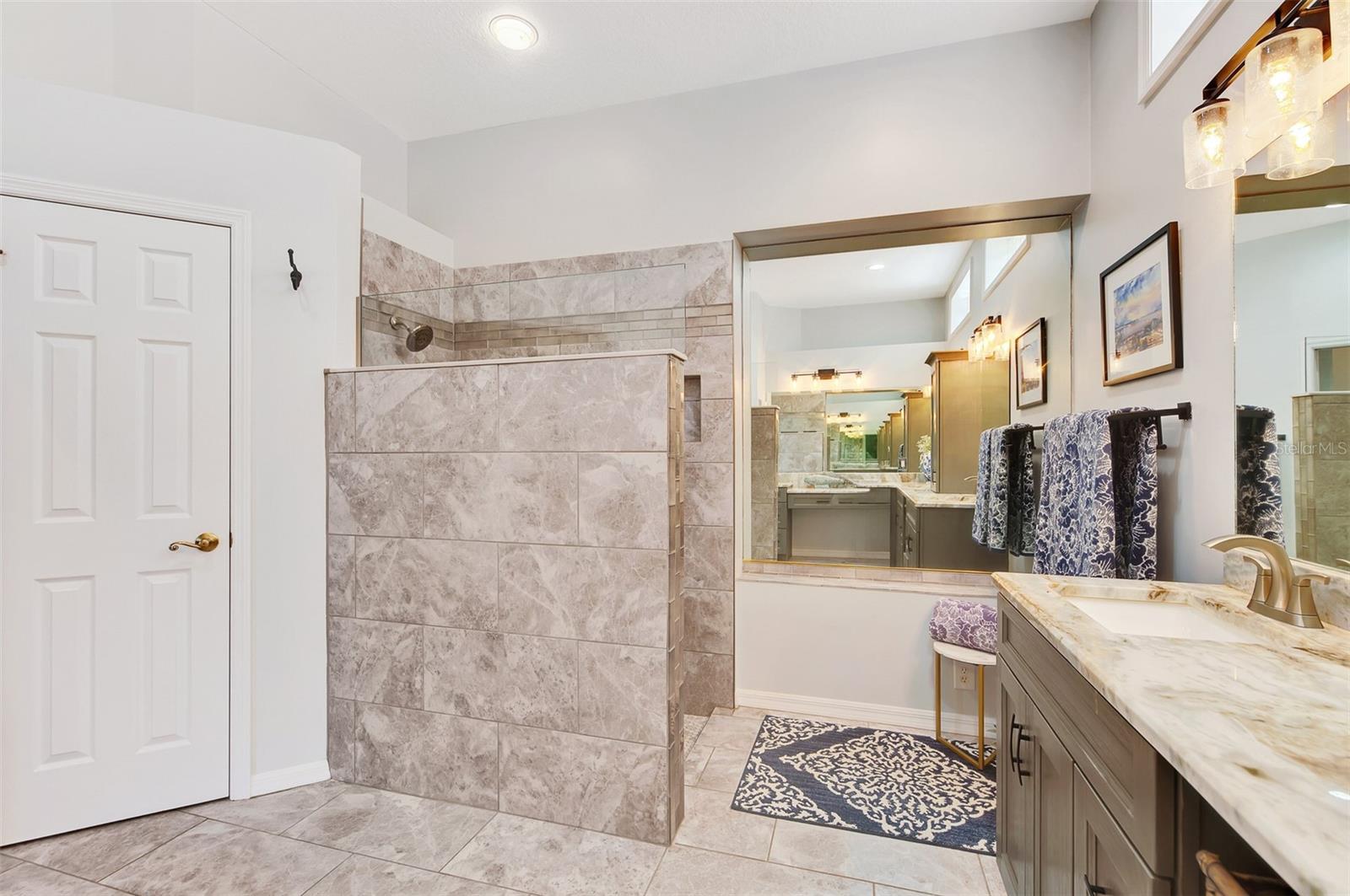230 VESTAVIA DR, VENICE, FL, 34292