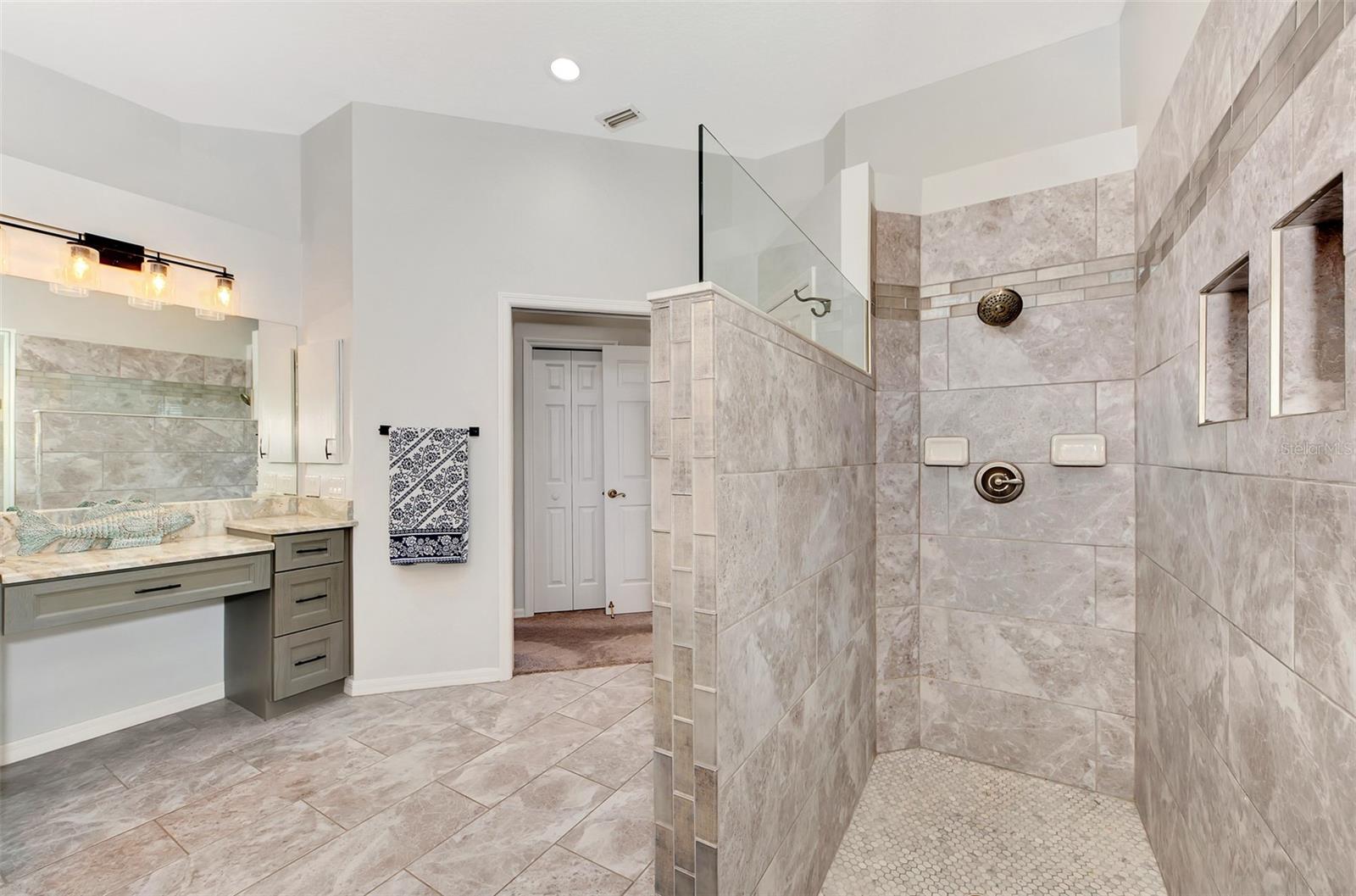 230 VESTAVIA DR, VENICE, FL, 34292