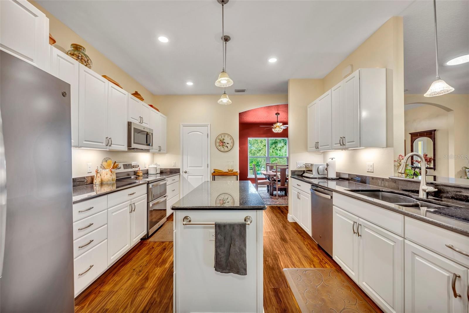 214 FOREST PARK LN, LADY LAKE, FL, 32159