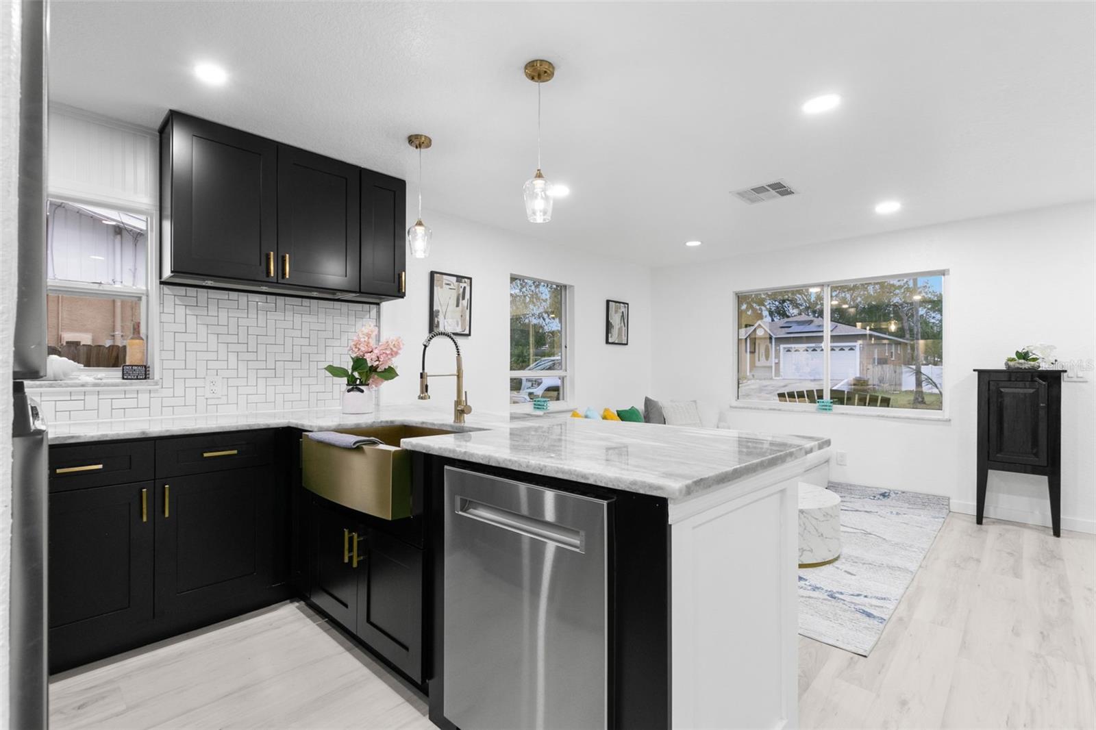 1898 NEW HAMPSHIRE AVE NE, ST PETERSBURG, FL, 33703