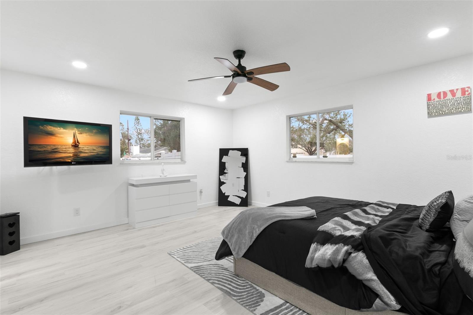 1898 NEW HAMPSHIRE AVE NE, ST PETERSBURG, FL, 33703