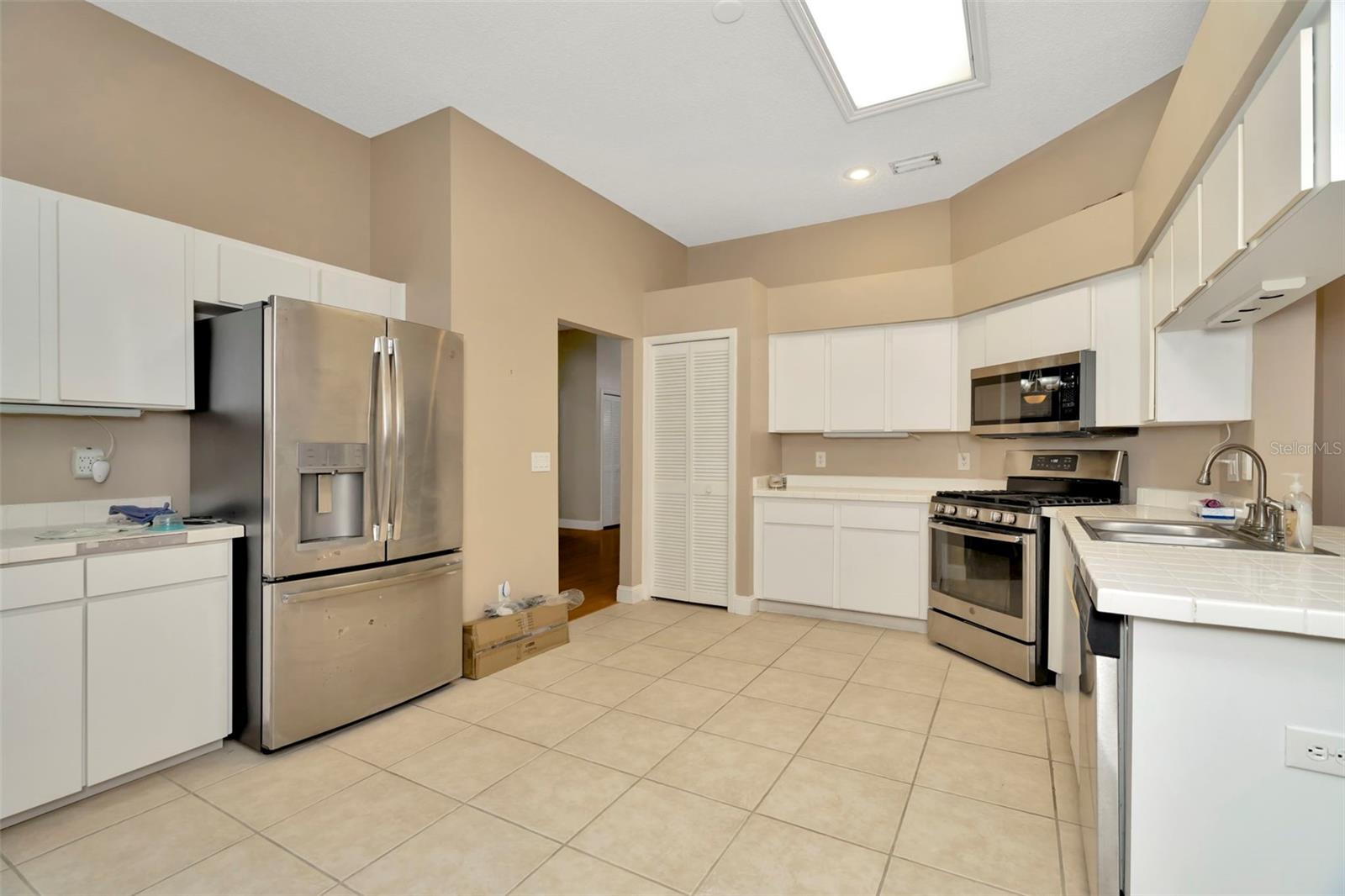 9311 HAMPSHIRE PARK DR, TAMPA, FL, 33647