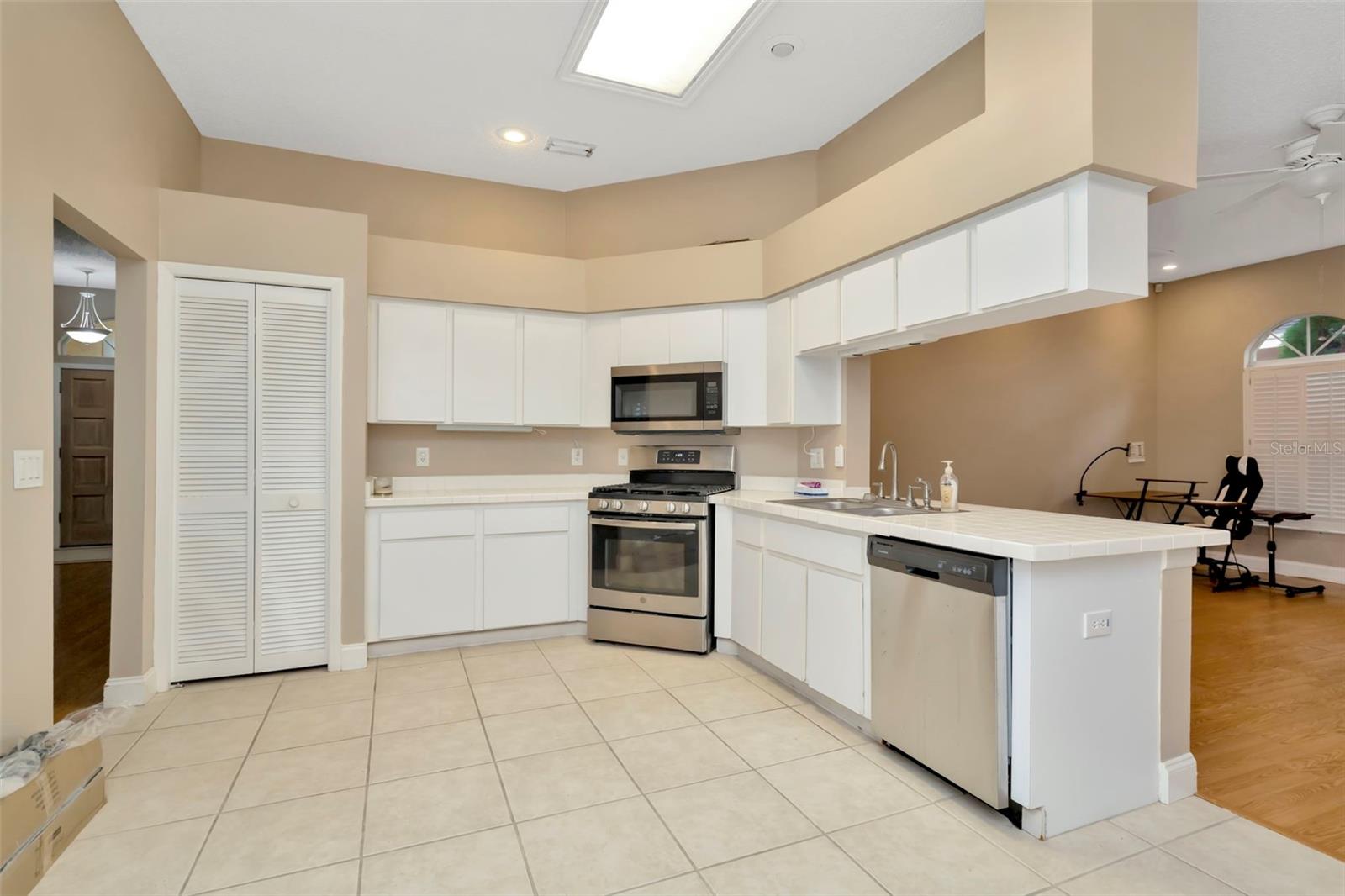 9311 HAMPSHIRE PARK DR, TAMPA, FL, 33647