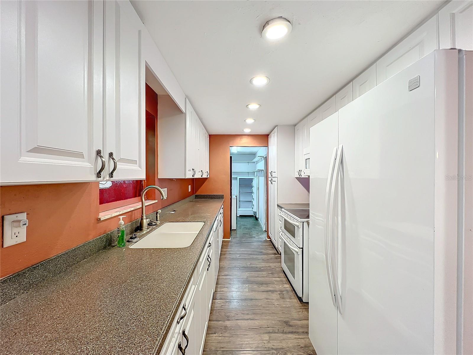 70 HORTON CIR, SARASOTA, FL, 34232