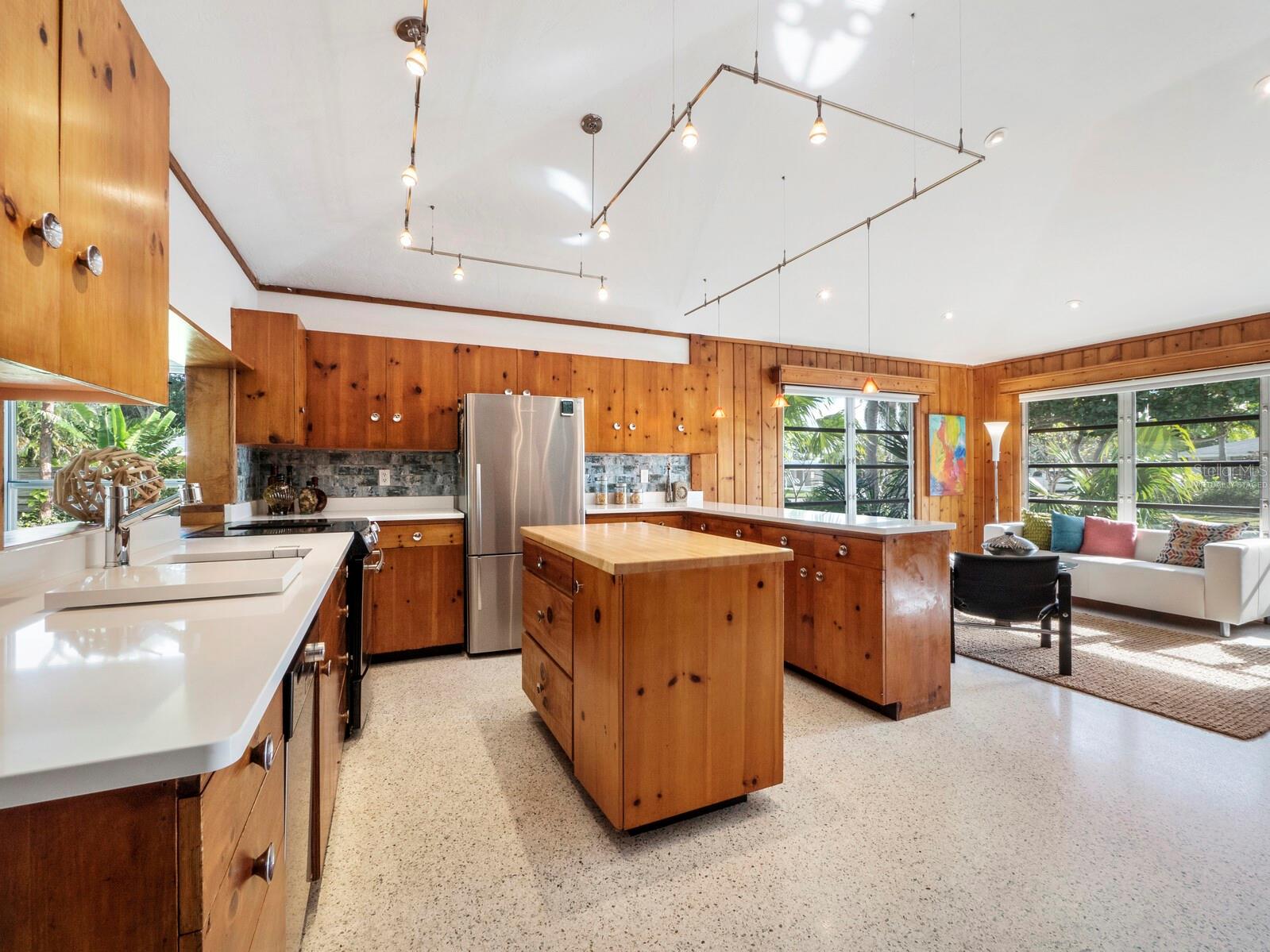 711 RUSSELL ST, LONGBOAT KEY, FL, 34228