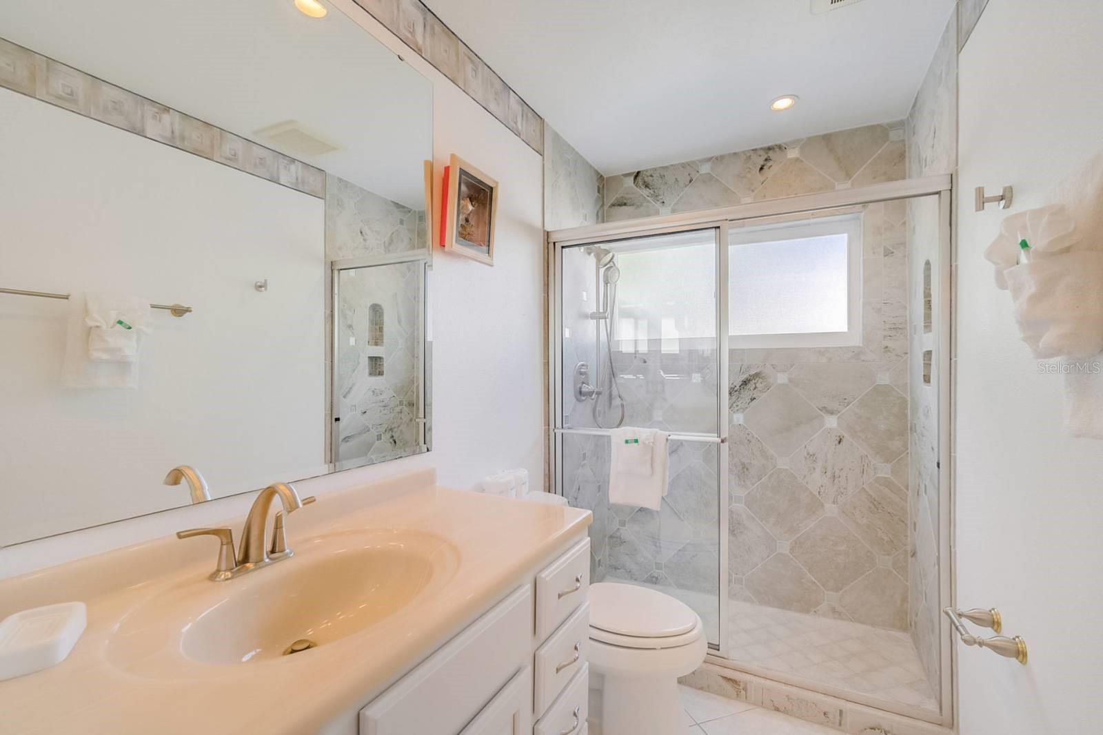 6607 39TH AVENUE CIR W, BRADENTON, FL, 34209
