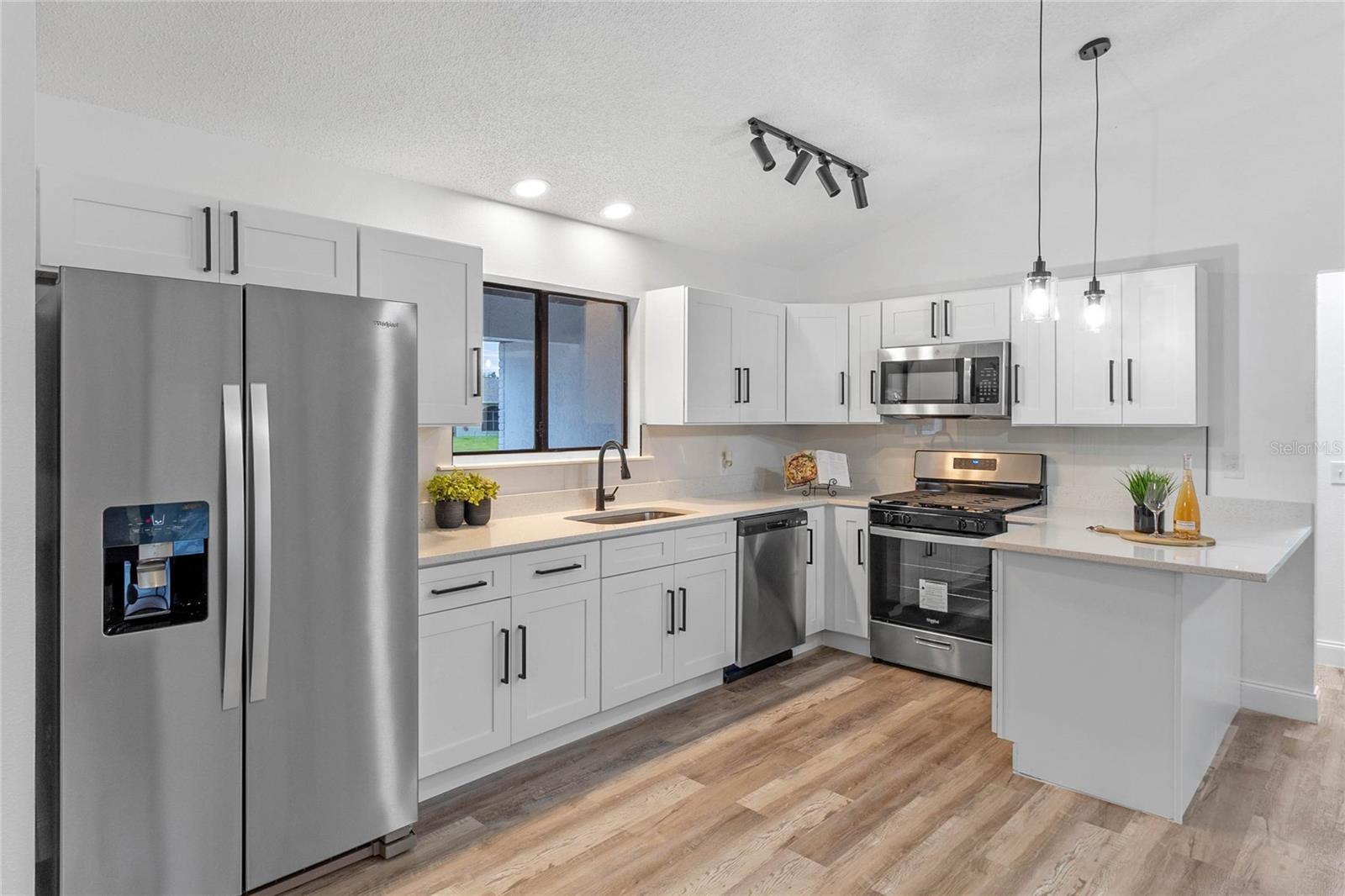 860 HONEYSUCKLE DR, ROCKLEDGE, FL, 32955
