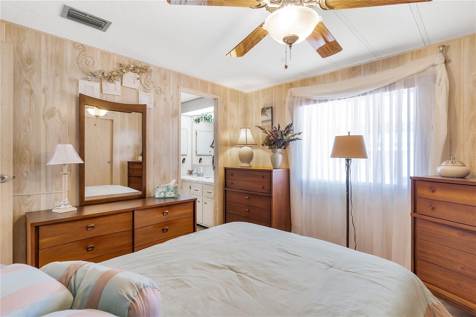 718 W COACH N FOUR DR, LEESBURG, FL, 34748