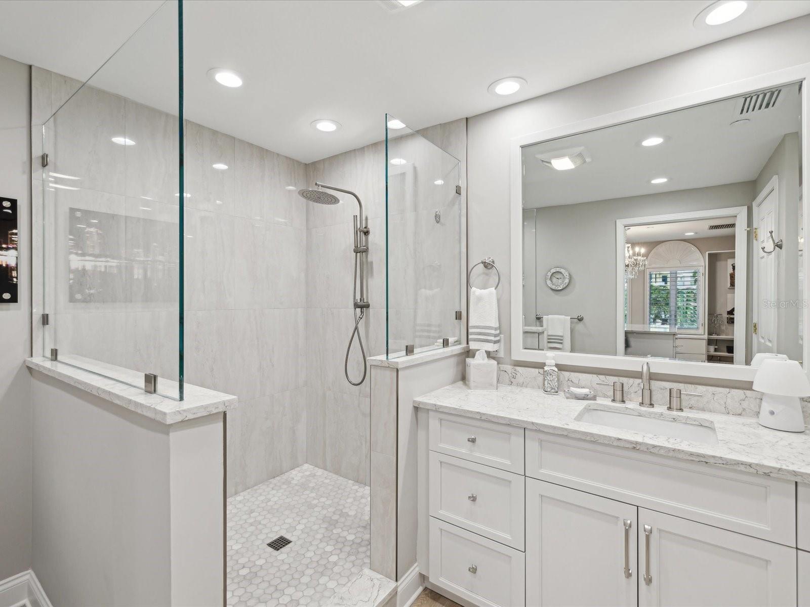 595 5TH AVE NE, ST PETERSBURG, FL, 33701
