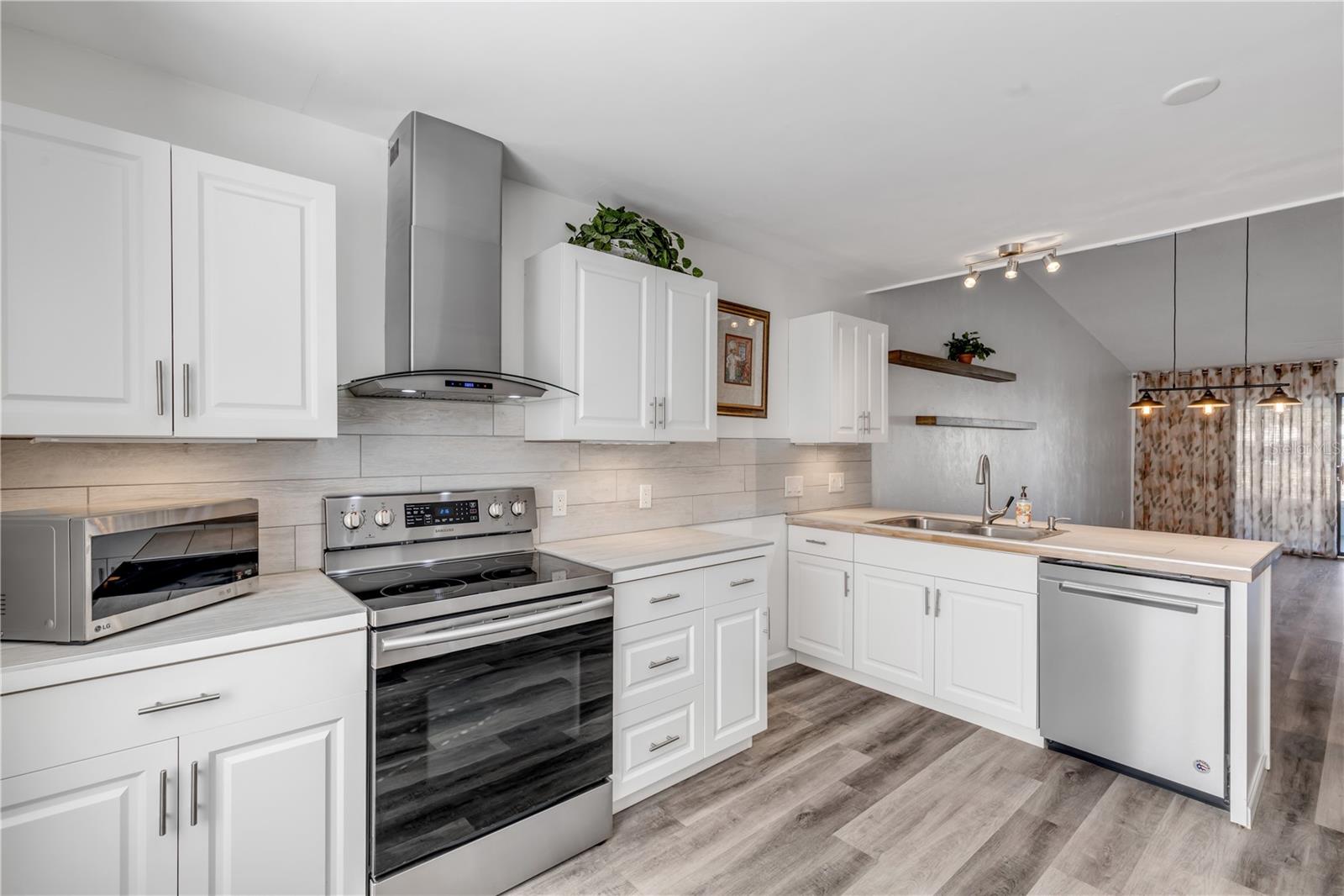 28 LAKE FAIRGREEN CIR, NEW SMYRNA BEACH, FL, 32168