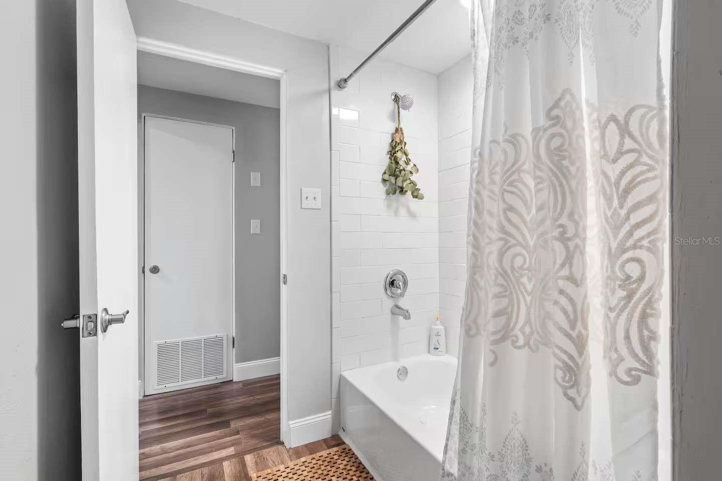 5105 W COUNTRY CLUB DR, SARASOTA, FL, 34243