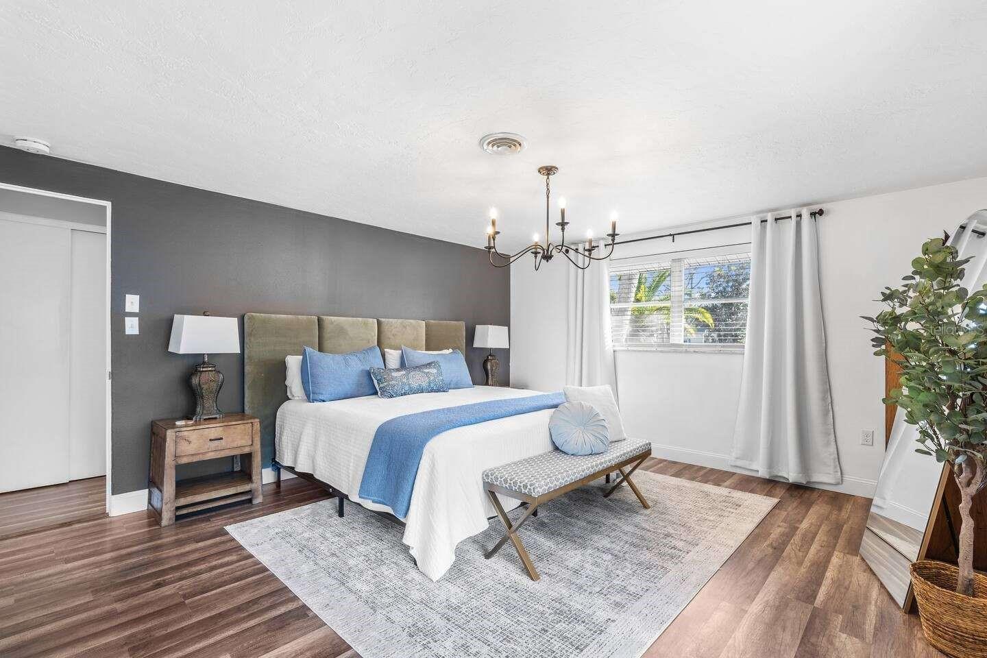 5105 W COUNTRY CLUB DR, SARASOTA, FL, 34243