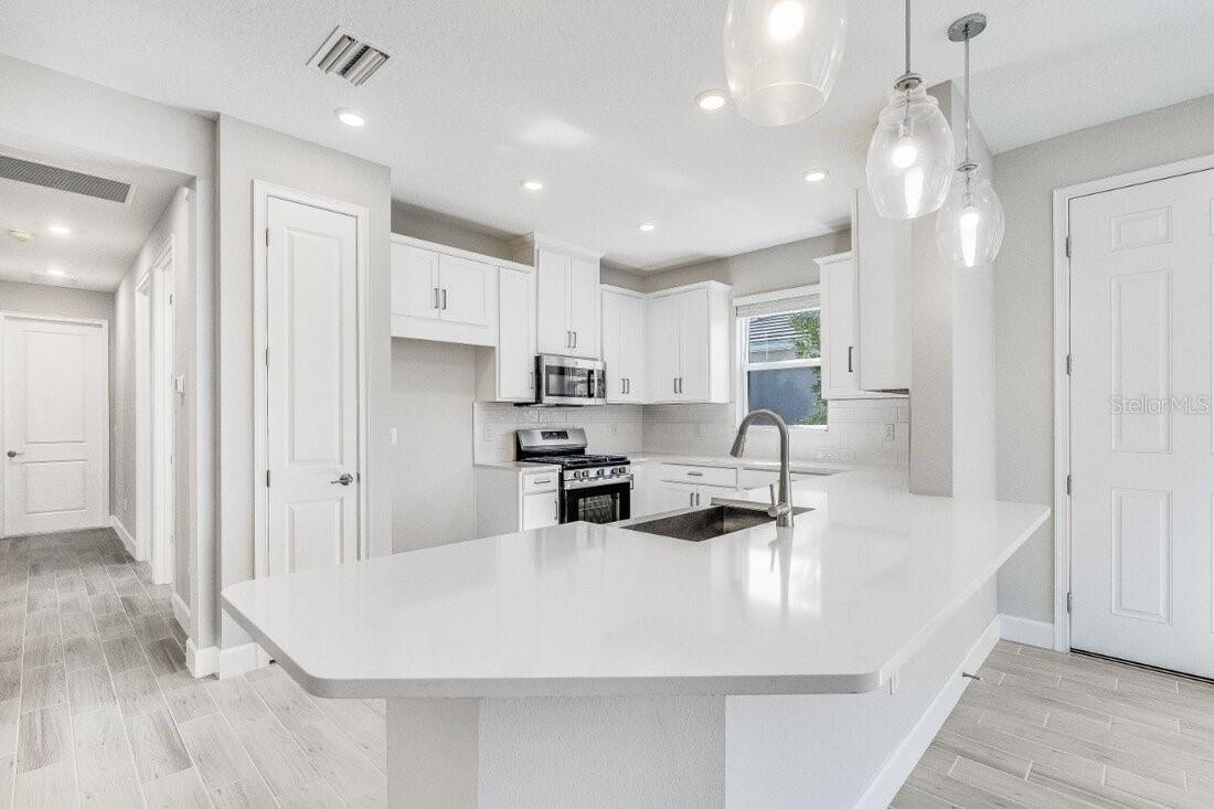 8109 MOONBEAM AVE, SARASOTA, FL, 34241