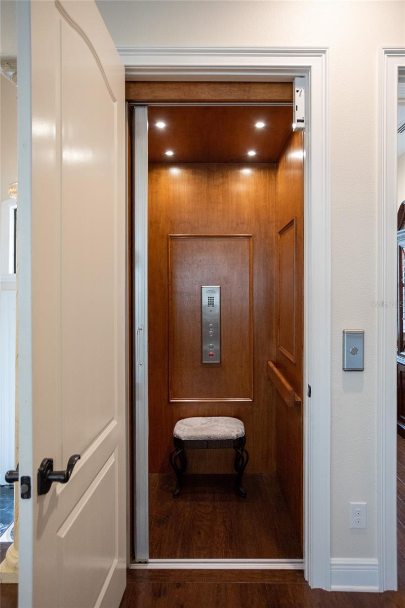 105 WIMBLEDON CT, REDINGTON SHORES, FL, 33708