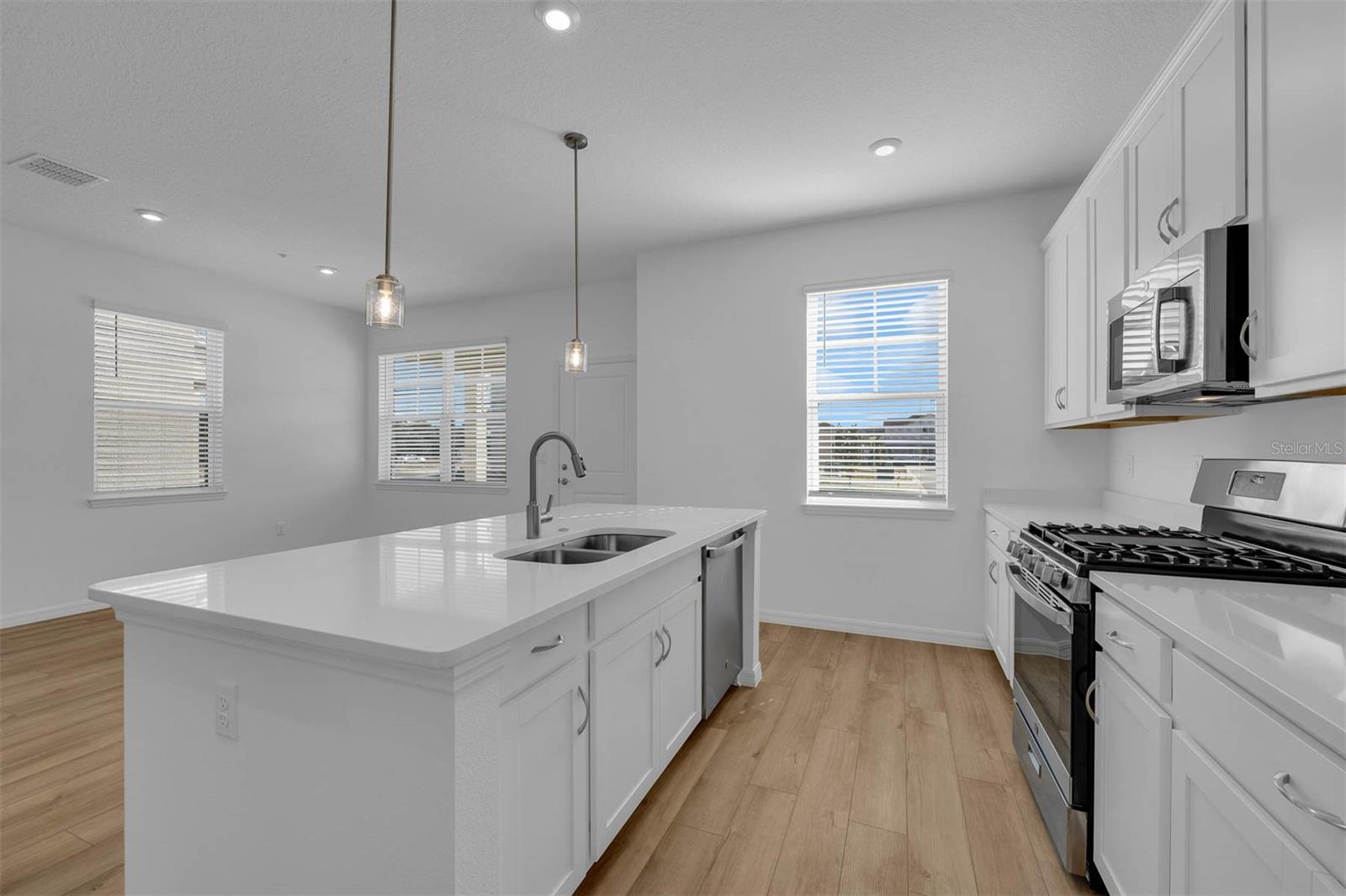 562 ORIENT AVE, DEBARY, FL, 32713