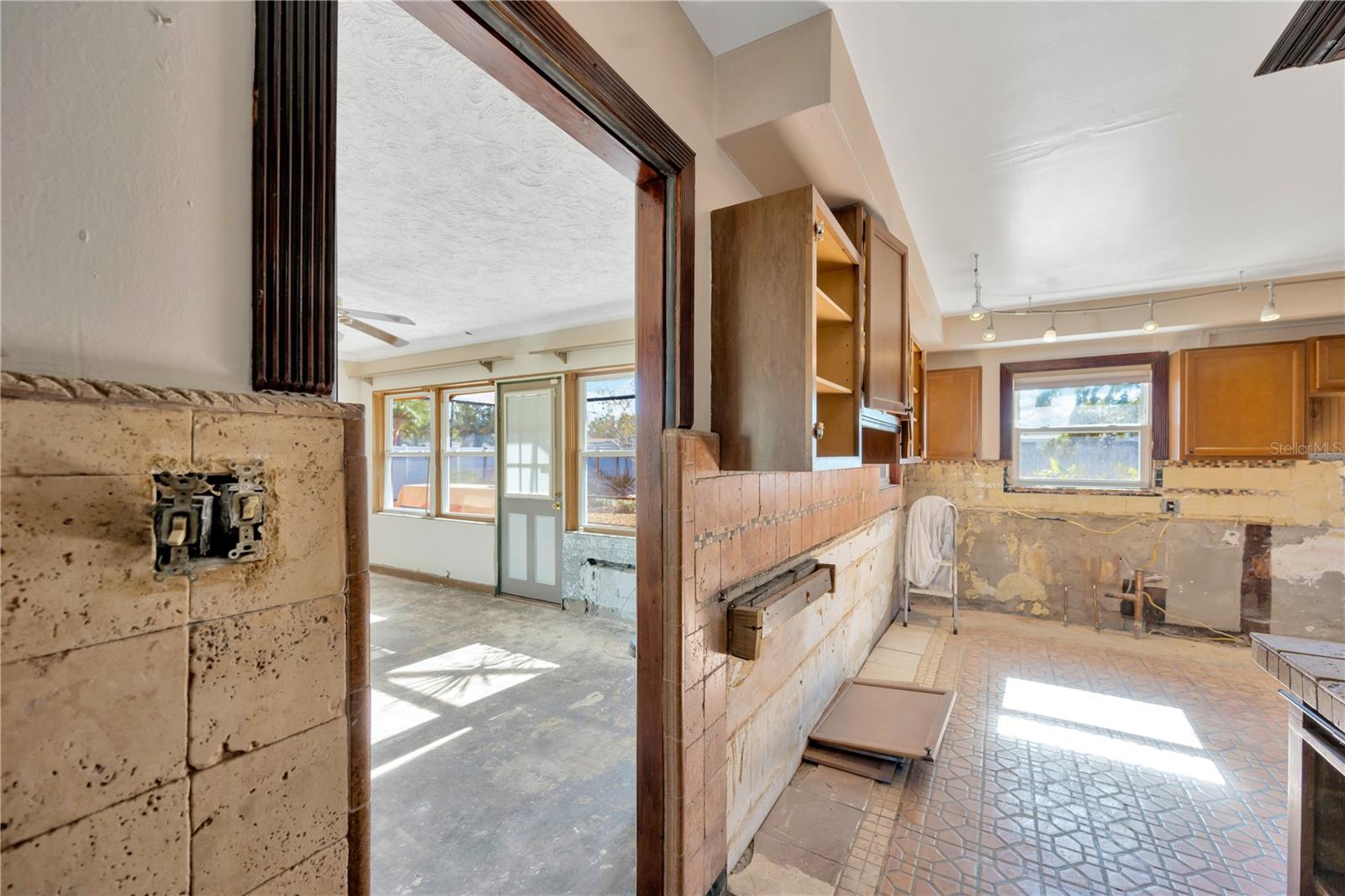 2412 CRESCENT CT E, BRADENTON, FL, 34208