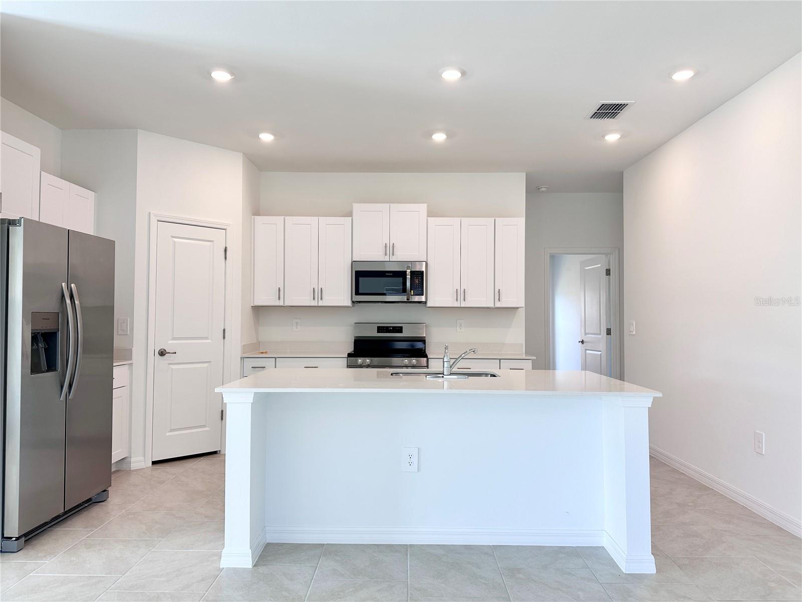 105 OAKWOOD CT, ROTONDA WEST, FL, 33947