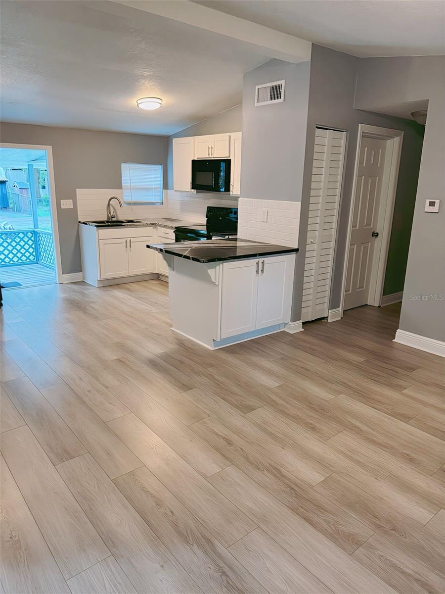 18111 LAKE FRONT DR, LUTZ, FL, 33548
