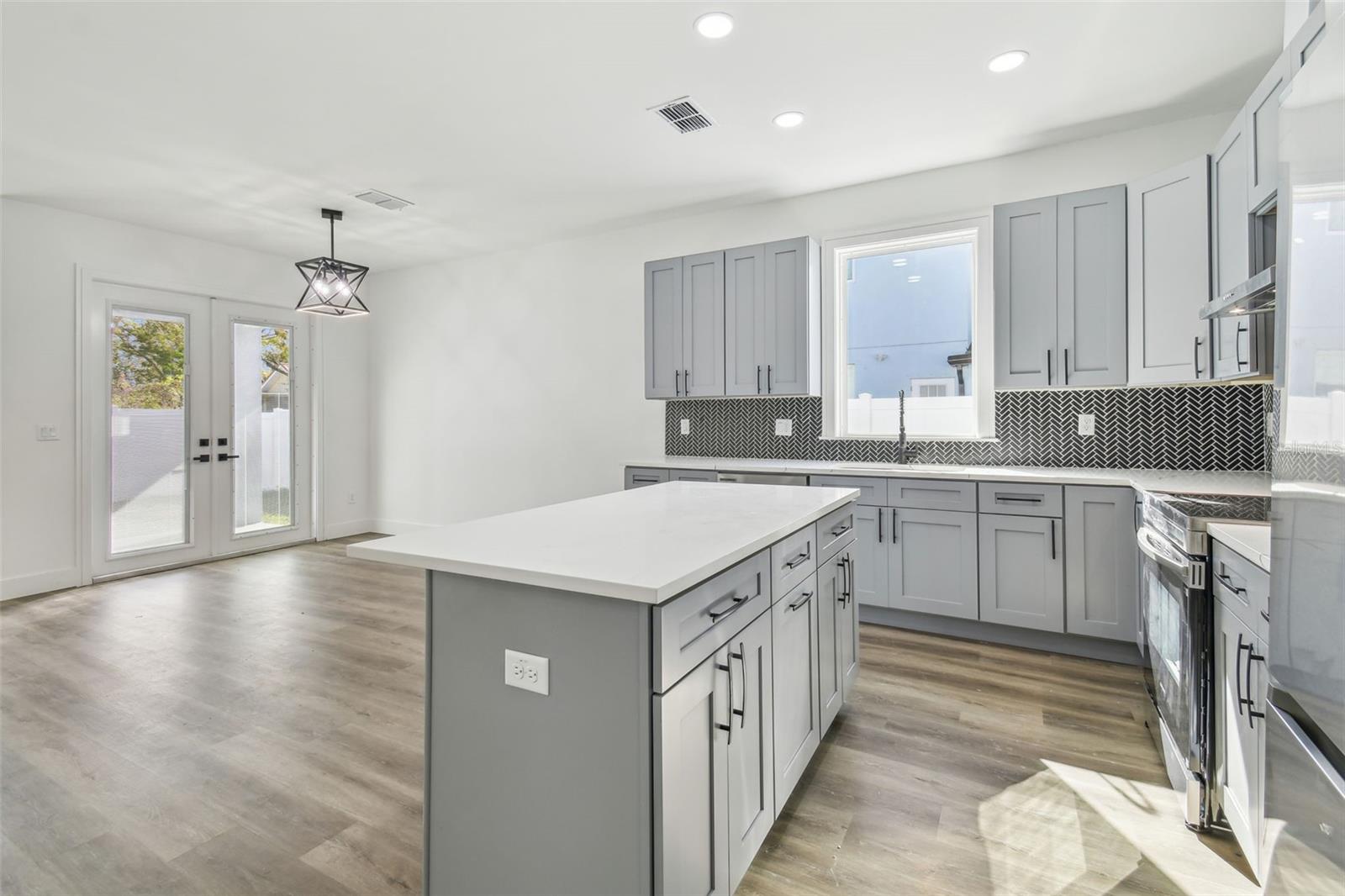 7711 N ORLEANS AVE, TAMPA, FL, 33604