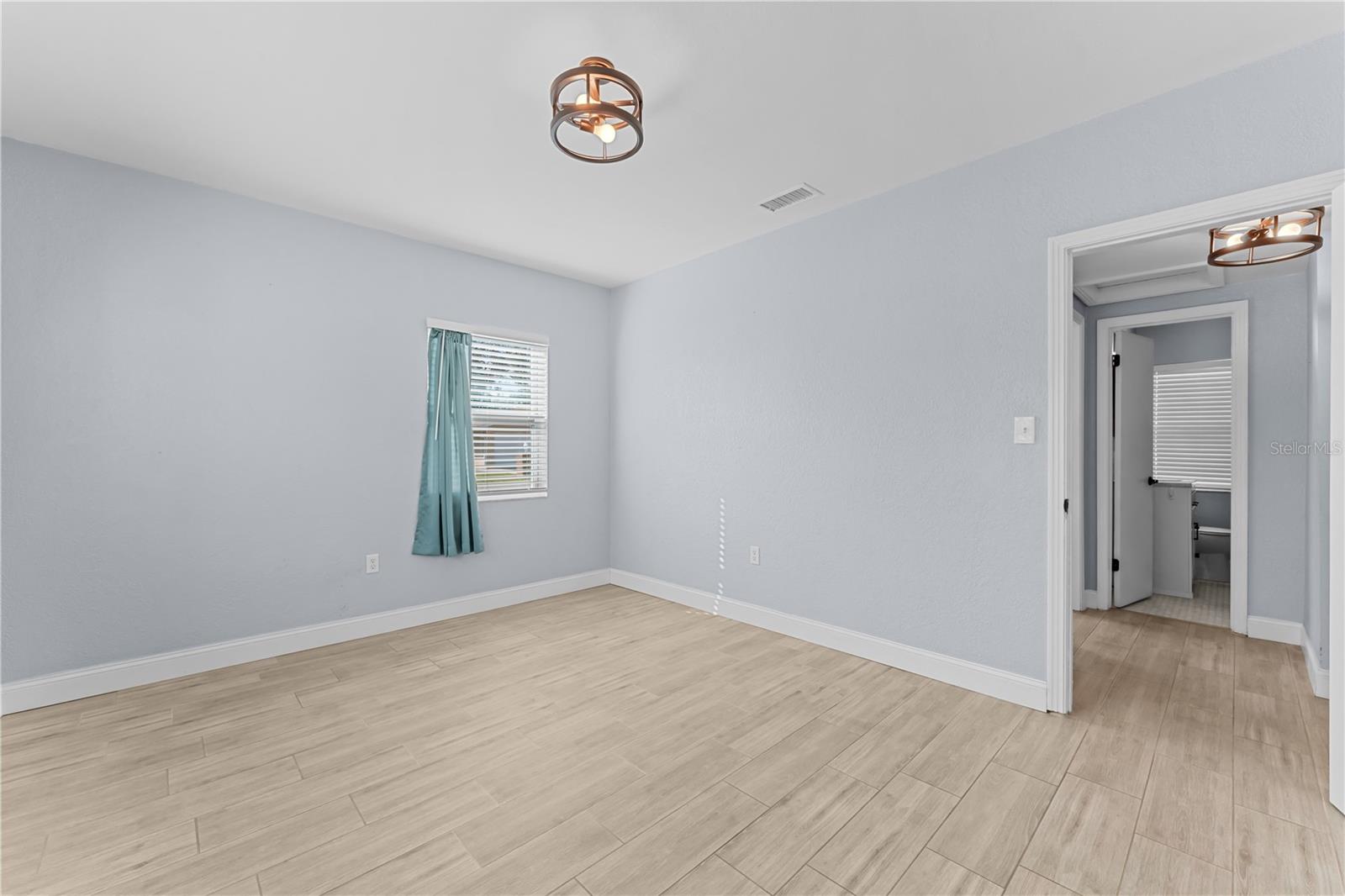 11002 N OAKLEAF AVE, TAMPA, FL, 33612