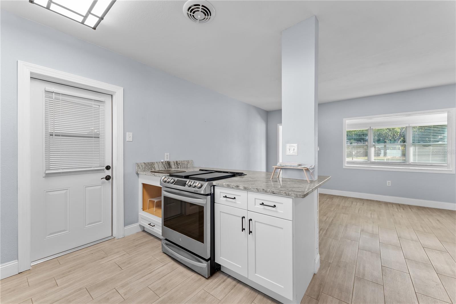 11002 N OAKLEAF AVE, TAMPA, FL, 33612