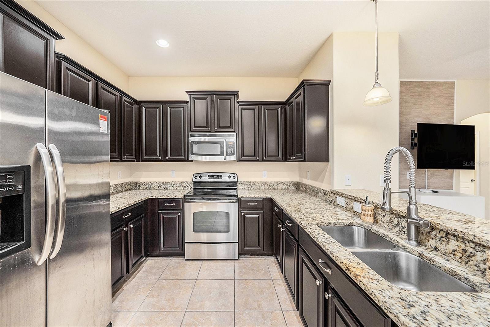 8110 HAMPTON VIEW LN, TAMPA, FL, 33647