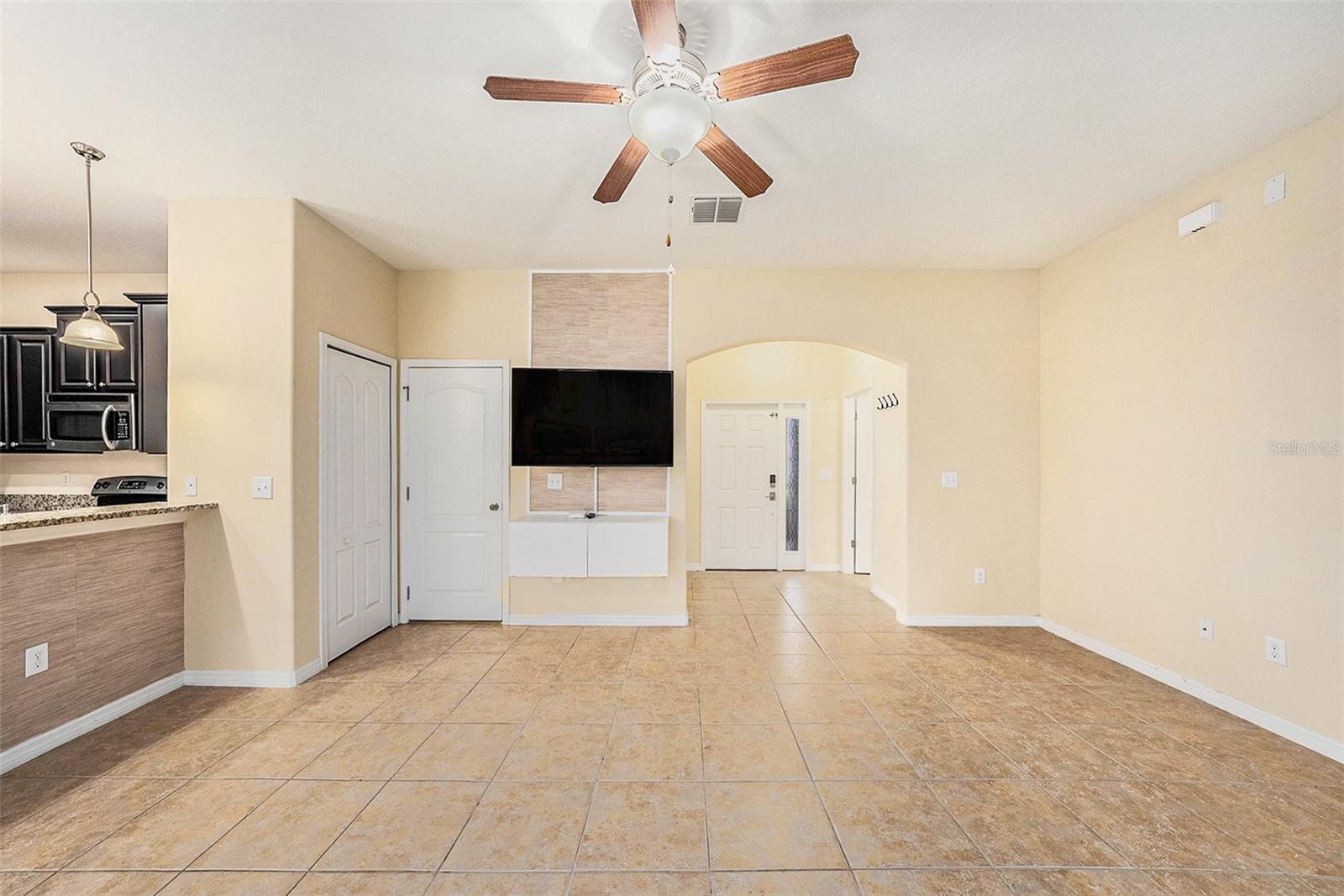 8110 HAMPTON VIEW LN, TAMPA, FL, 33647