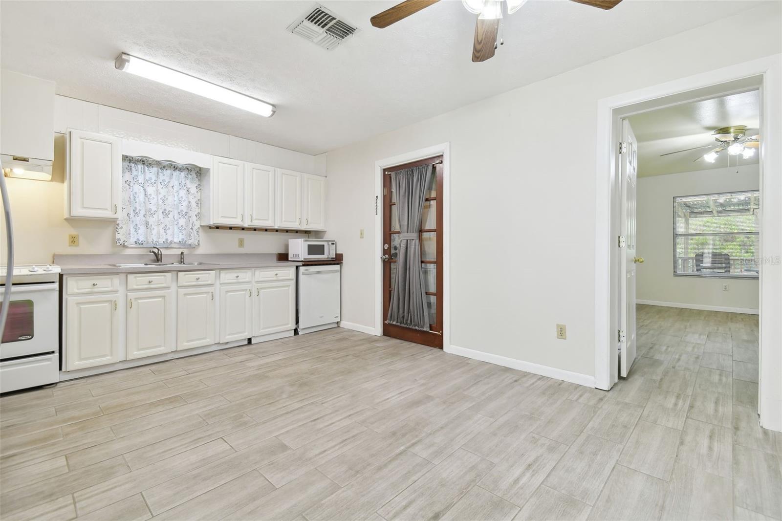9415 FOREST HILLS DR, TAMPA, FL, 33612