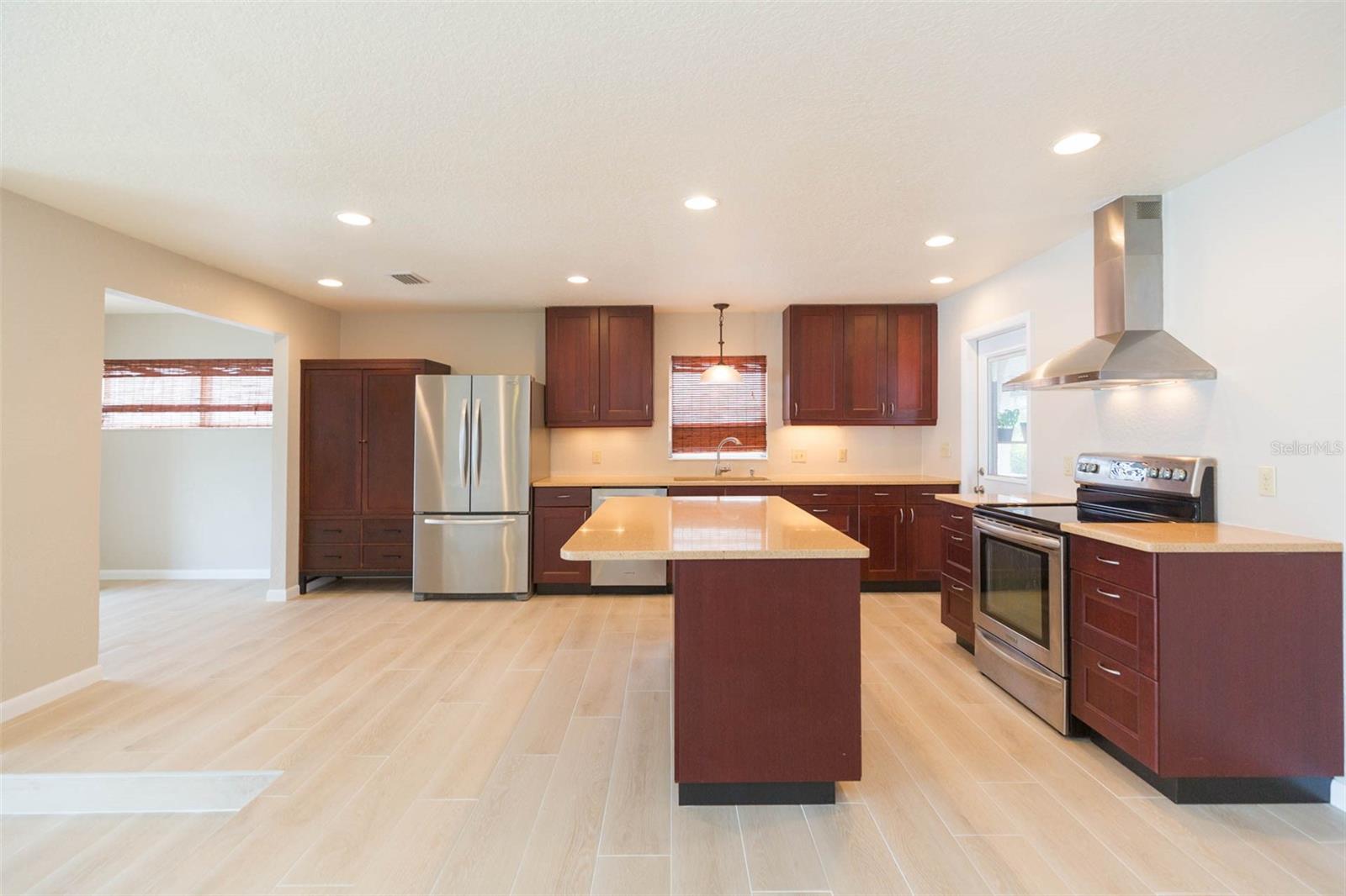 8310 ARCHWOOD CIR, TAMPA, FL, 33615