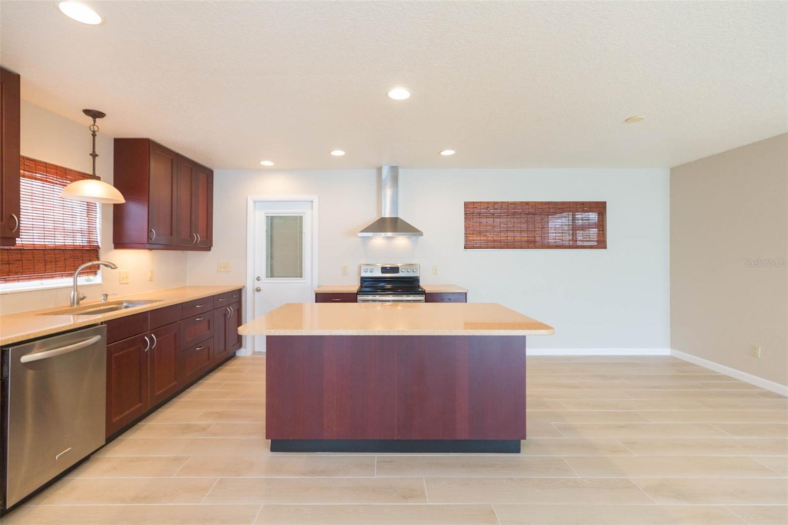8310 ARCHWOOD CIR, TAMPA, FL, 33615