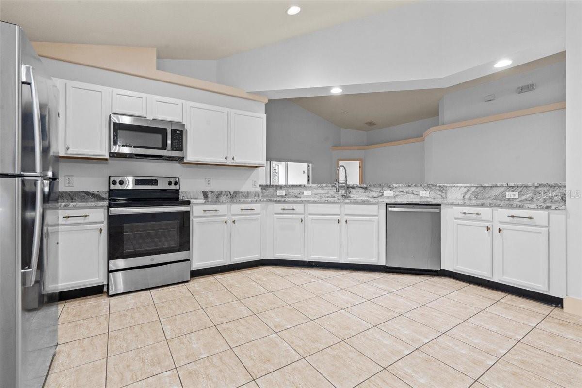 421 ROBIN RD, DAVENPORT, FL, 33896