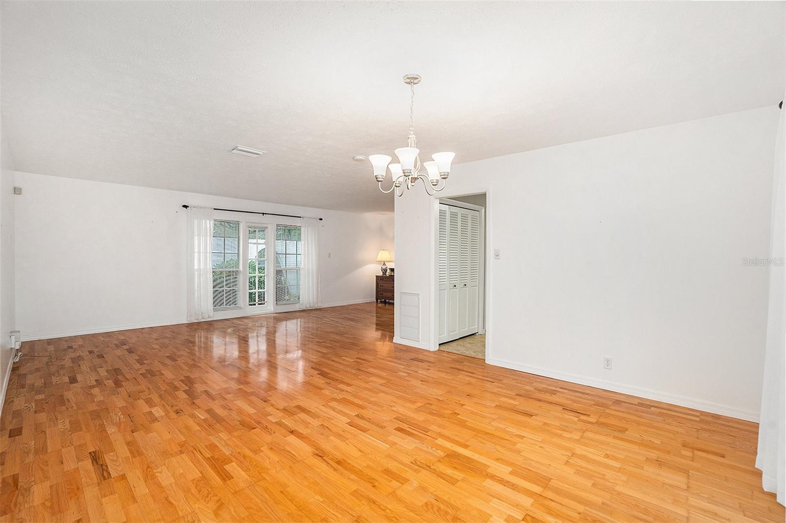 8203 CRENSHAW CIR, TAMPA, FL, 33615
