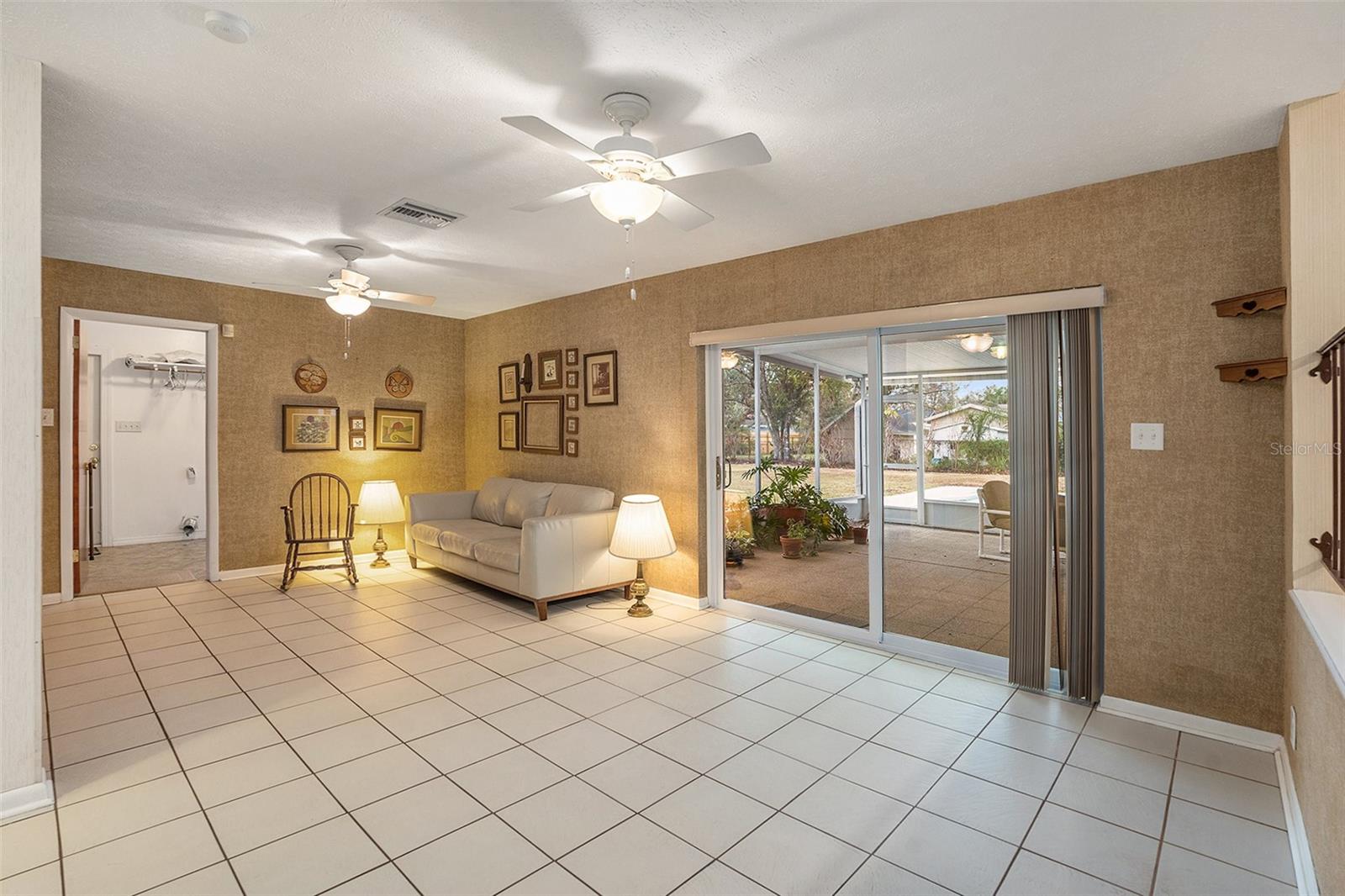 8203 CRENSHAW CIR, TAMPA, FL, 33615