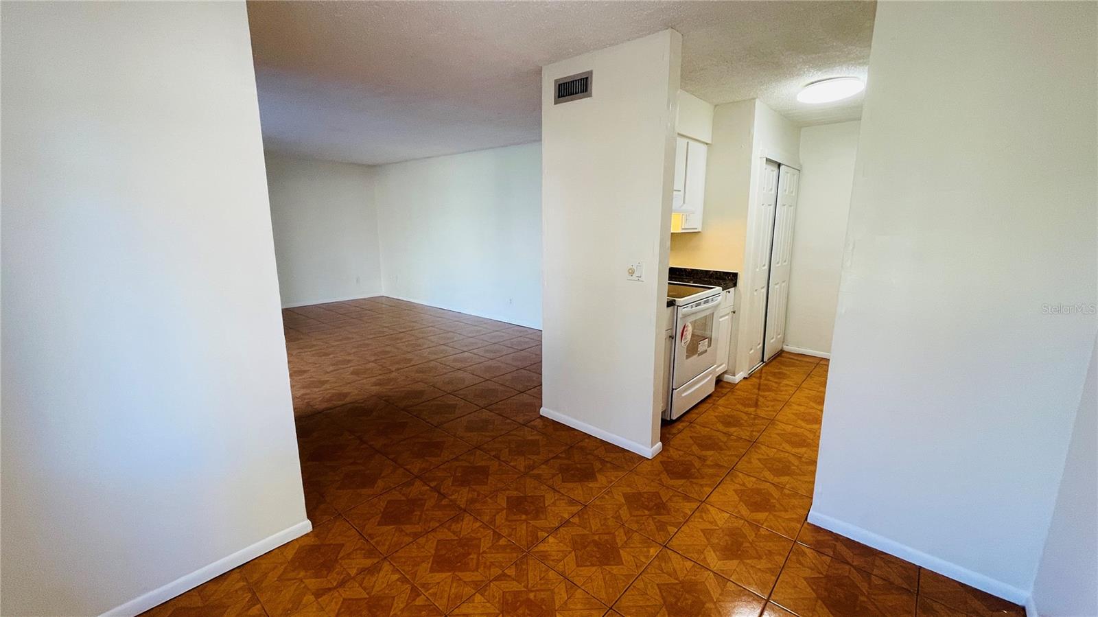 5504 POKEWEED CT #154, TAMPA, FL, 33617