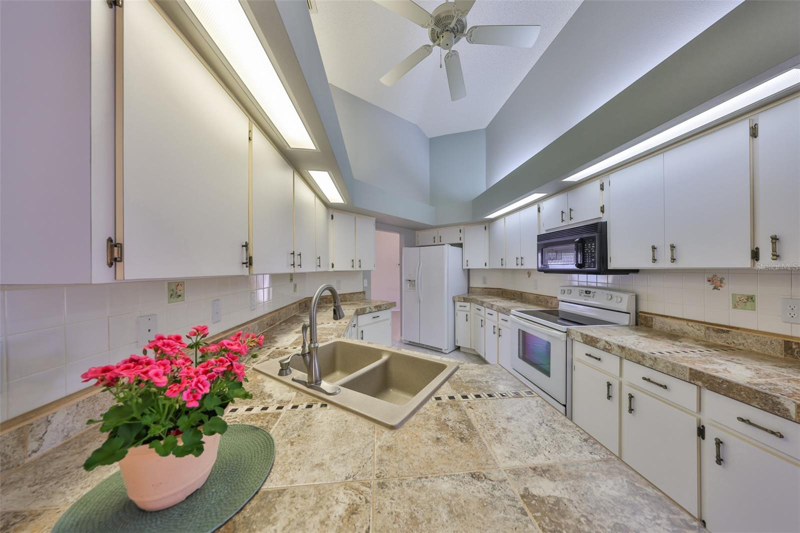 243 LINGER LN, SUN CITY CENTER, FL, 33573