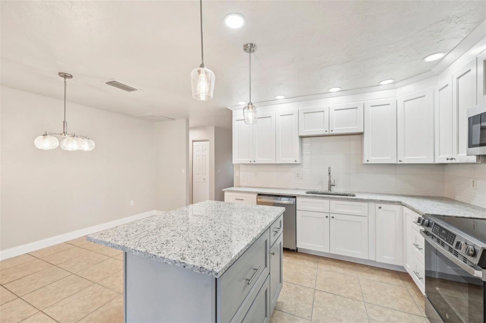 5915 29TH AVENUE DR E, BRADENTON, FL, 34208