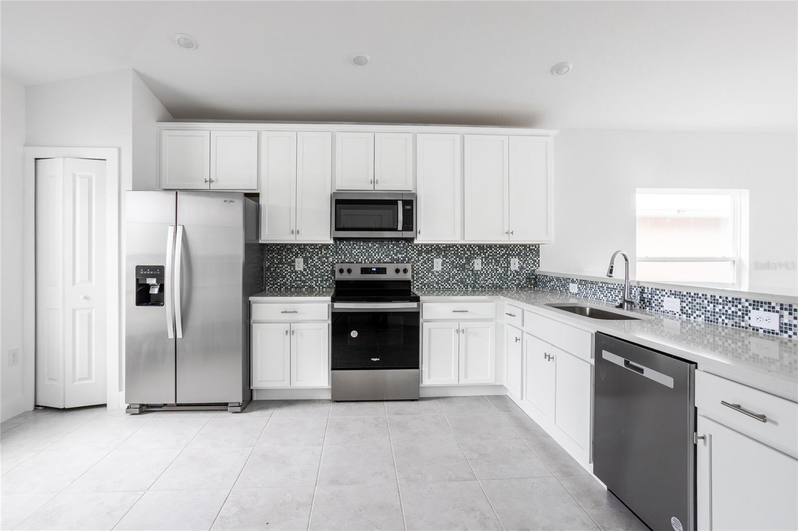 425 ROSE APPLE CIR, PORT CHARLOTTE, FL, 33954