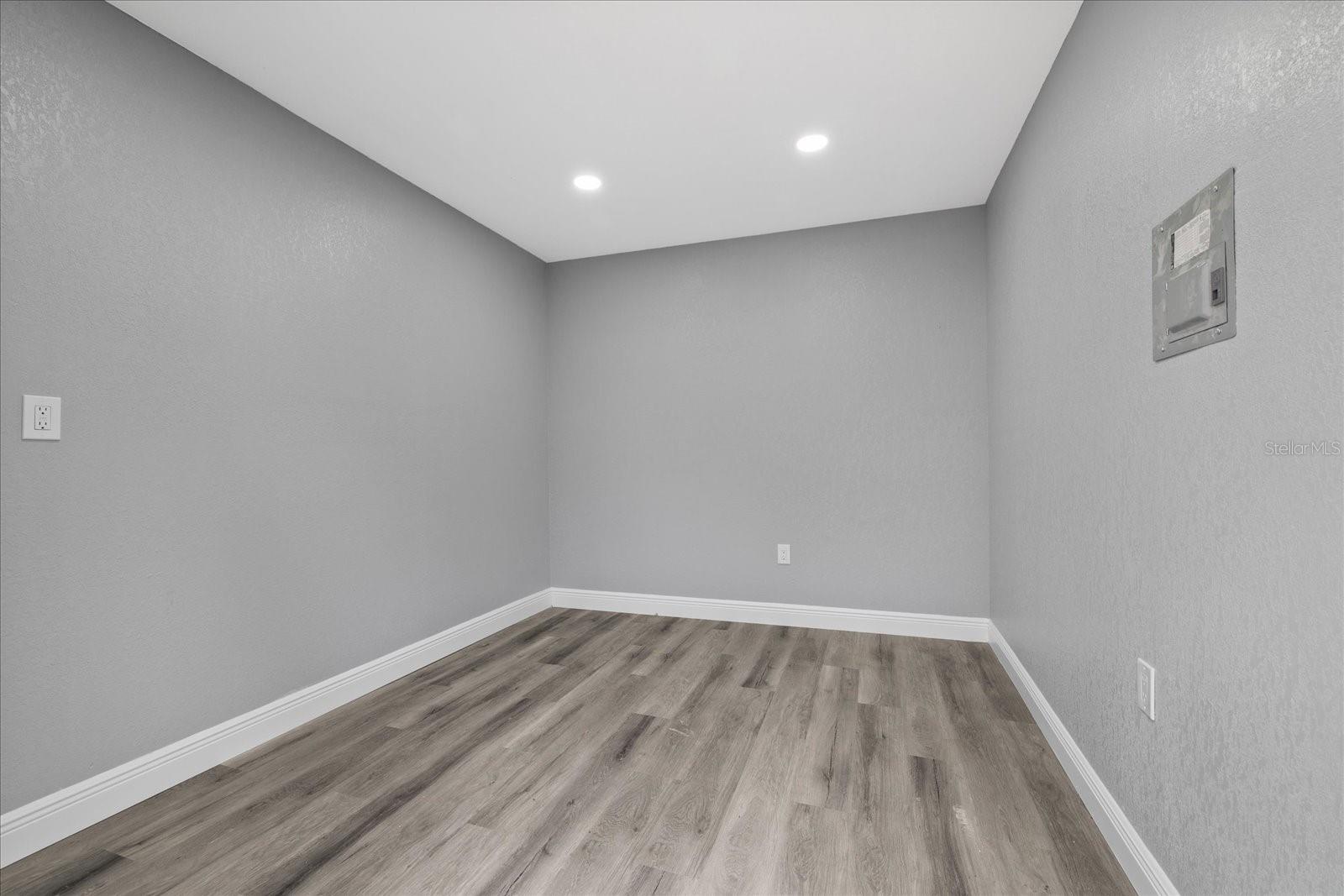 706 N CASTLE CT, TAMPA, FL, 33612